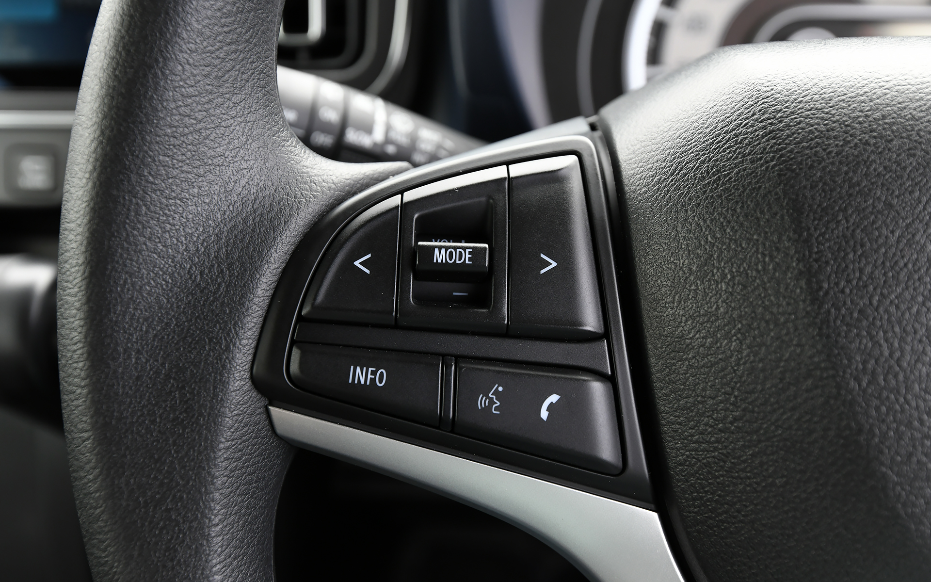 ステアリングスポークにはオーディオの操作スイッチのみを配置するシンプルデザイン。安全装置のスイッチ類はプッシュスタートスイッチの隣にレイアウトされる