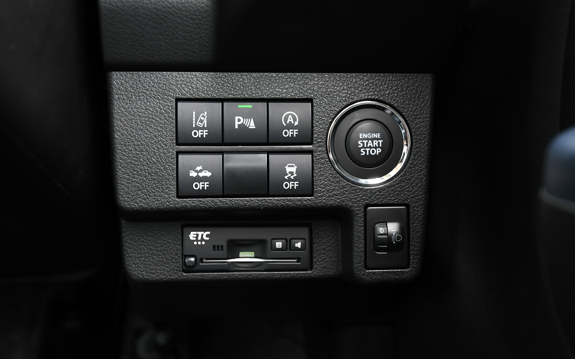 ステアリングスポークにはオーディオの操作スイッチのみを配置するシンプルデザイン。安全装置のスイッチ類はプッシュスタートスイッチの隣にレイアウトされる