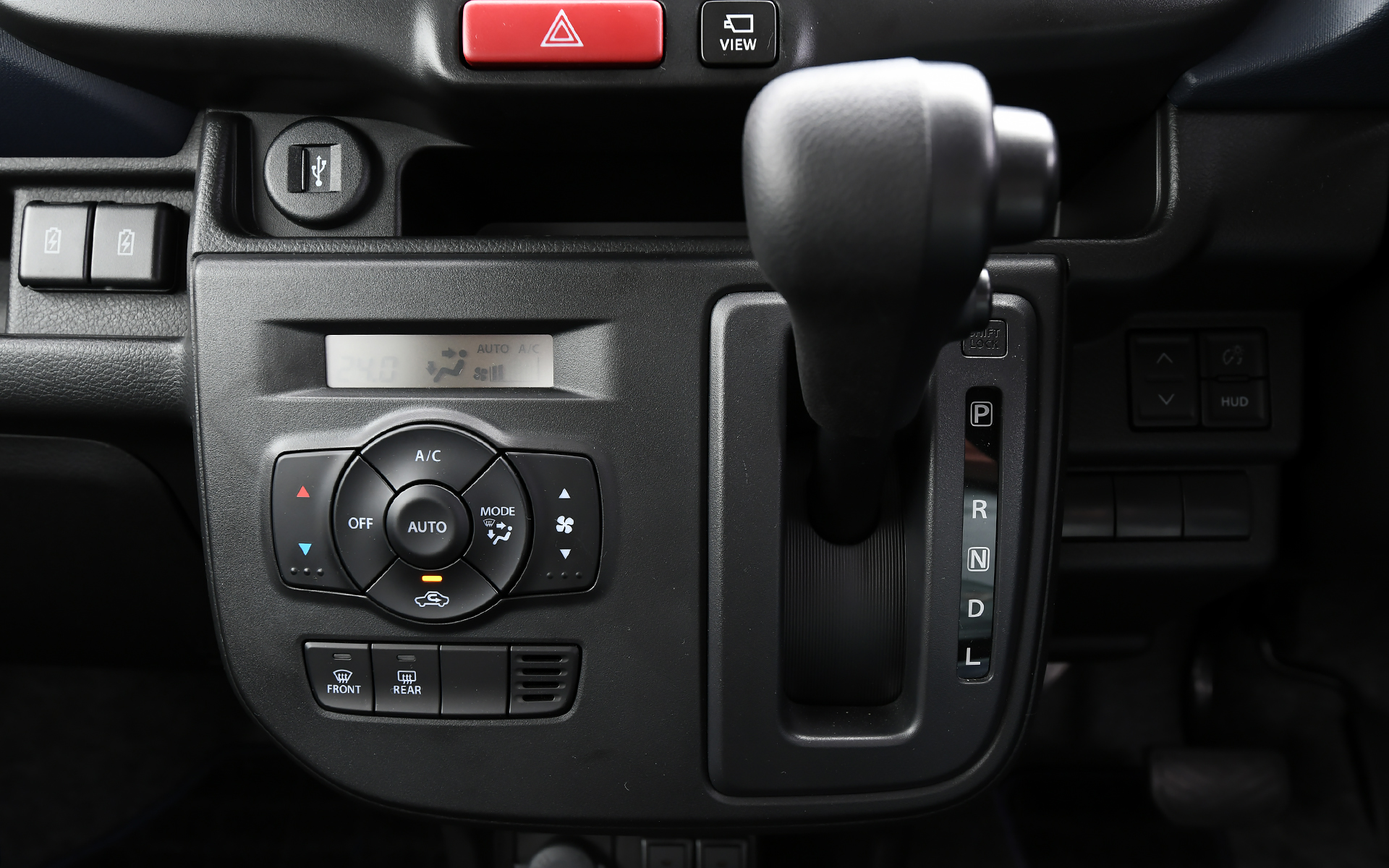 全車オーディオレス仕様が標準で、オプションとして7インチのディスプレイオーディオを設定し、全方位モニター付きか、バックアイカメラ付きかを選択できる。シートヒーターは運転席・助手席ともにHYBRID Xでは標準装備となる