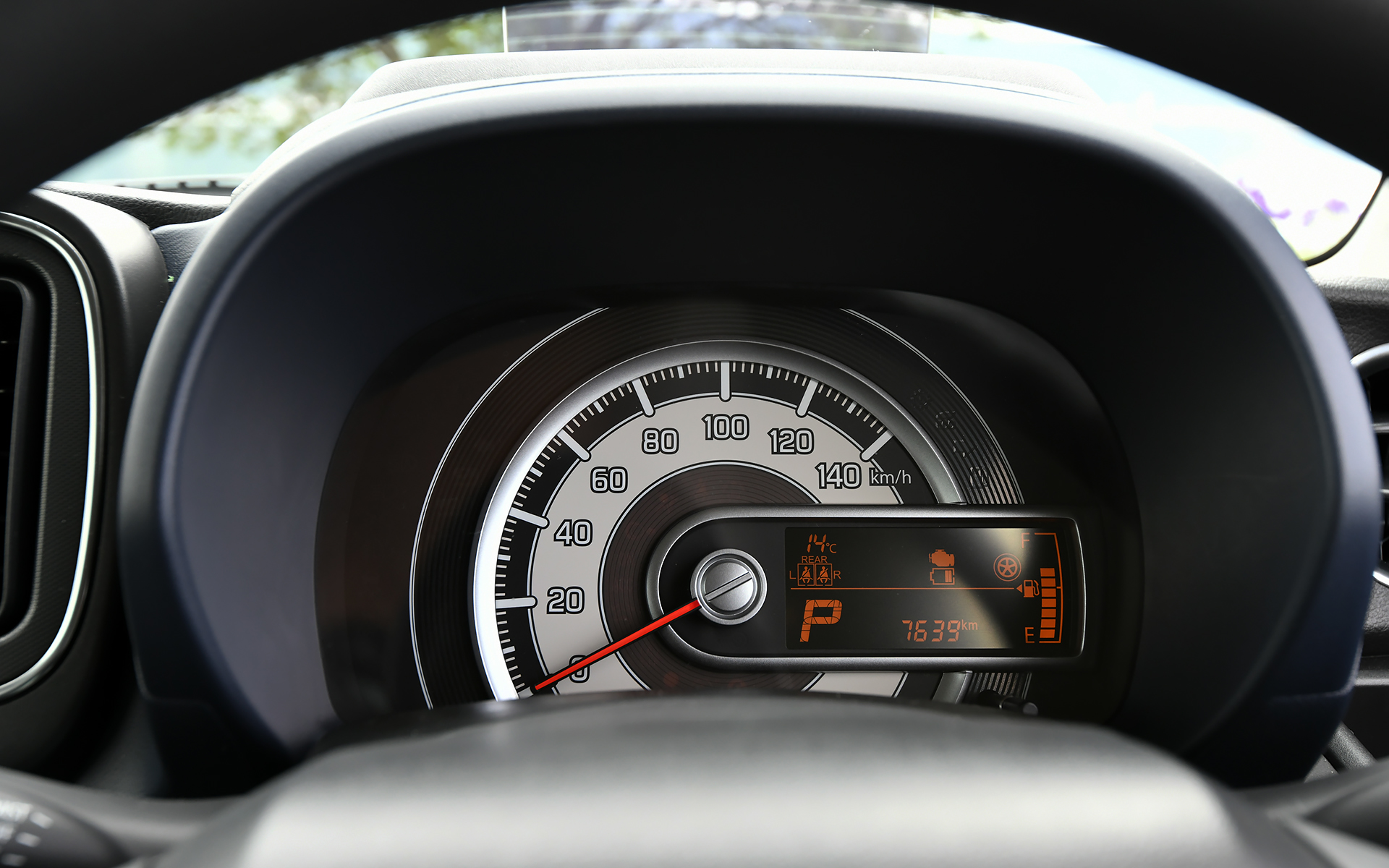 ハイブリッドモデルのメーターはシルバー加飾が入る。また、全方位モニター付きディスプレイオーディオ装着車、全方位モニター用カメラパッケージ装着車にはカラーのヘッドアップディスプレイがセット装着される