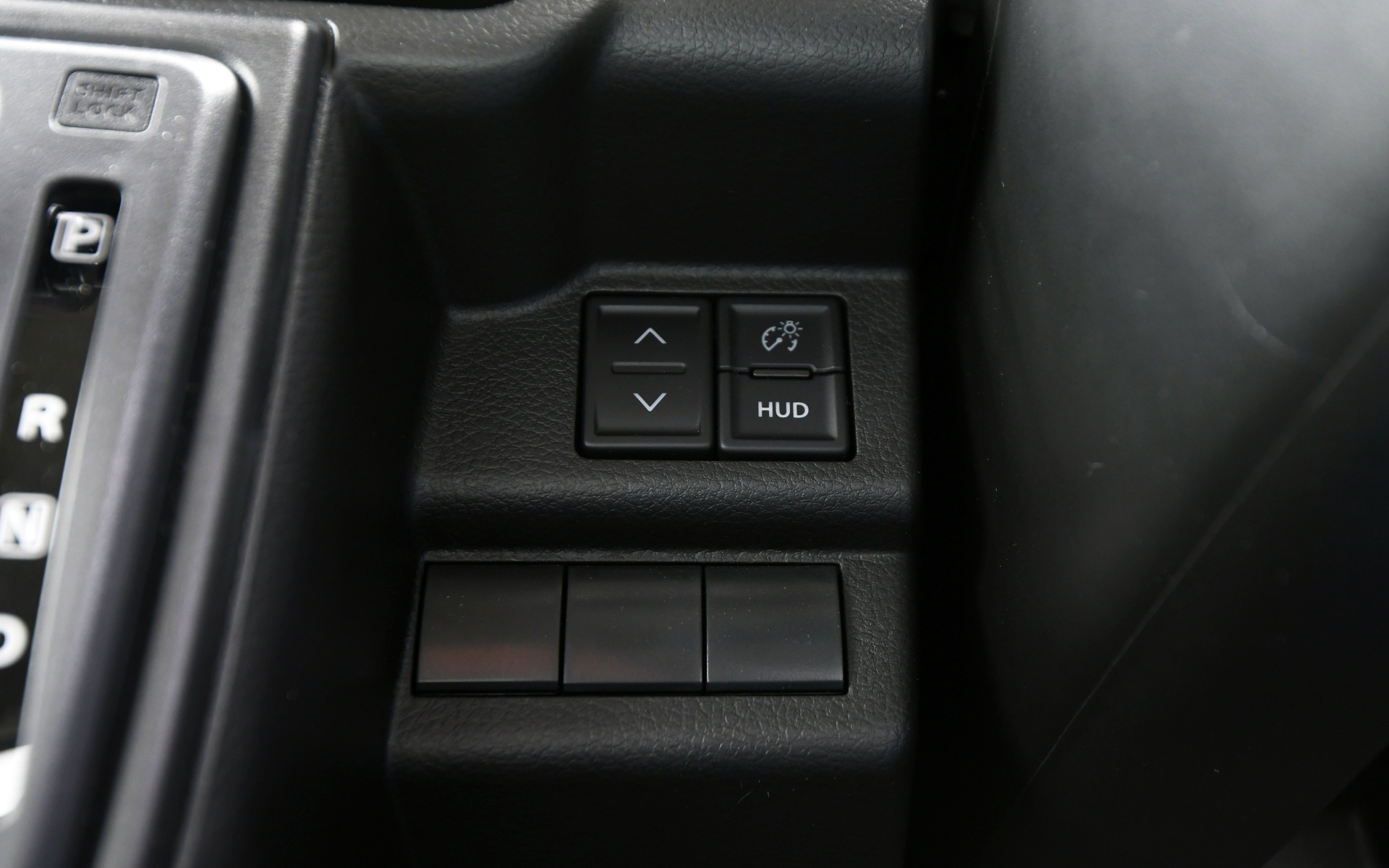 ハイブリッドモデルのメーターはシルバー加飾が入る。また、全方位モニター付きディスプレイオーディオ装着車、全方位モニター用カメラパッケージ装着車にはカラーのヘッドアップディスプレイがセット装着される