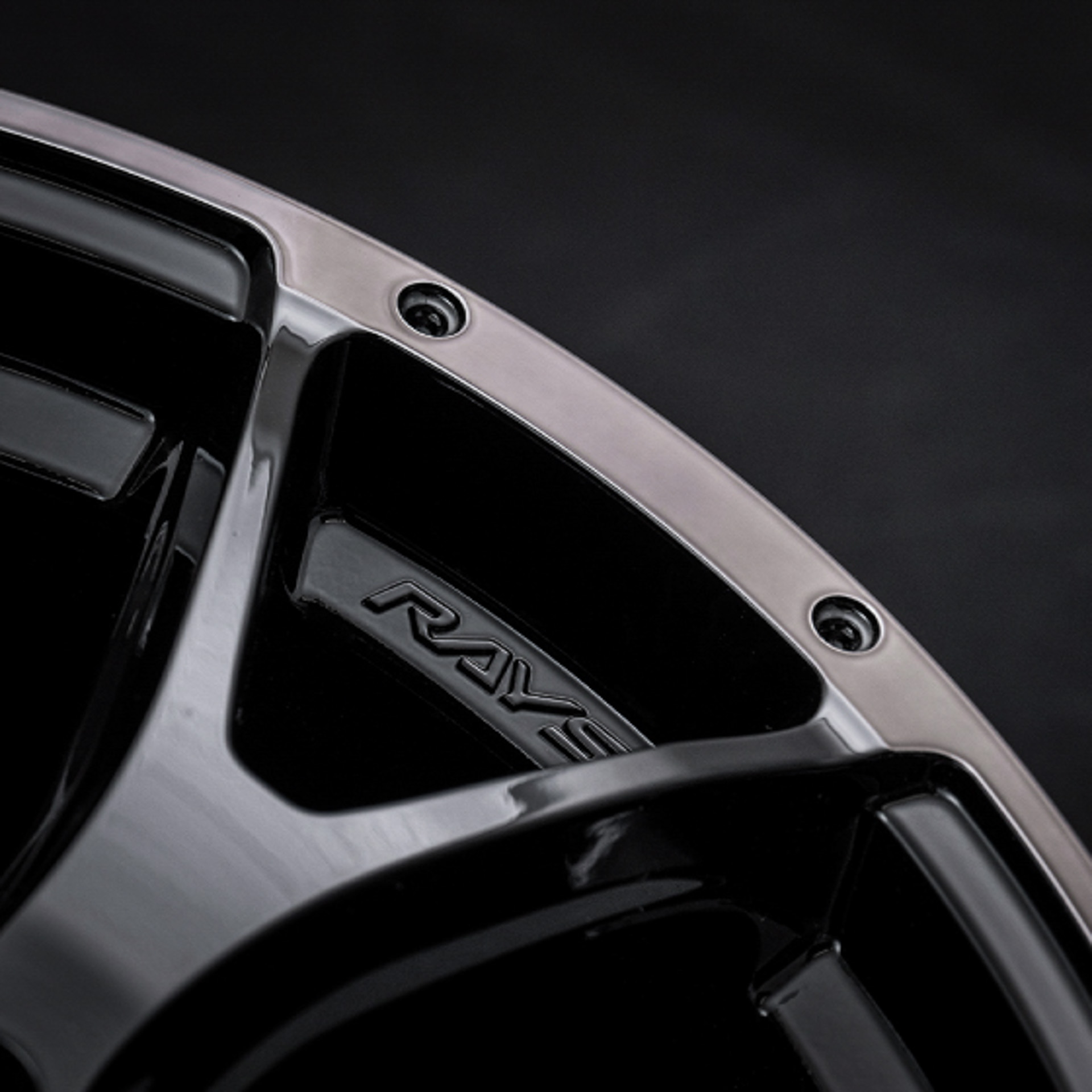 幅のある面構成を取り入れたリムフランジは2x7FAのキャラクターを象徴する部分。ブラッククリアエディションではそこに切削加工を施し、ブラッククリアカラーをオン。アルミの素地感を生かしつつ、外周部をより印象的に縁取る「ベゼル」のように仕上げている