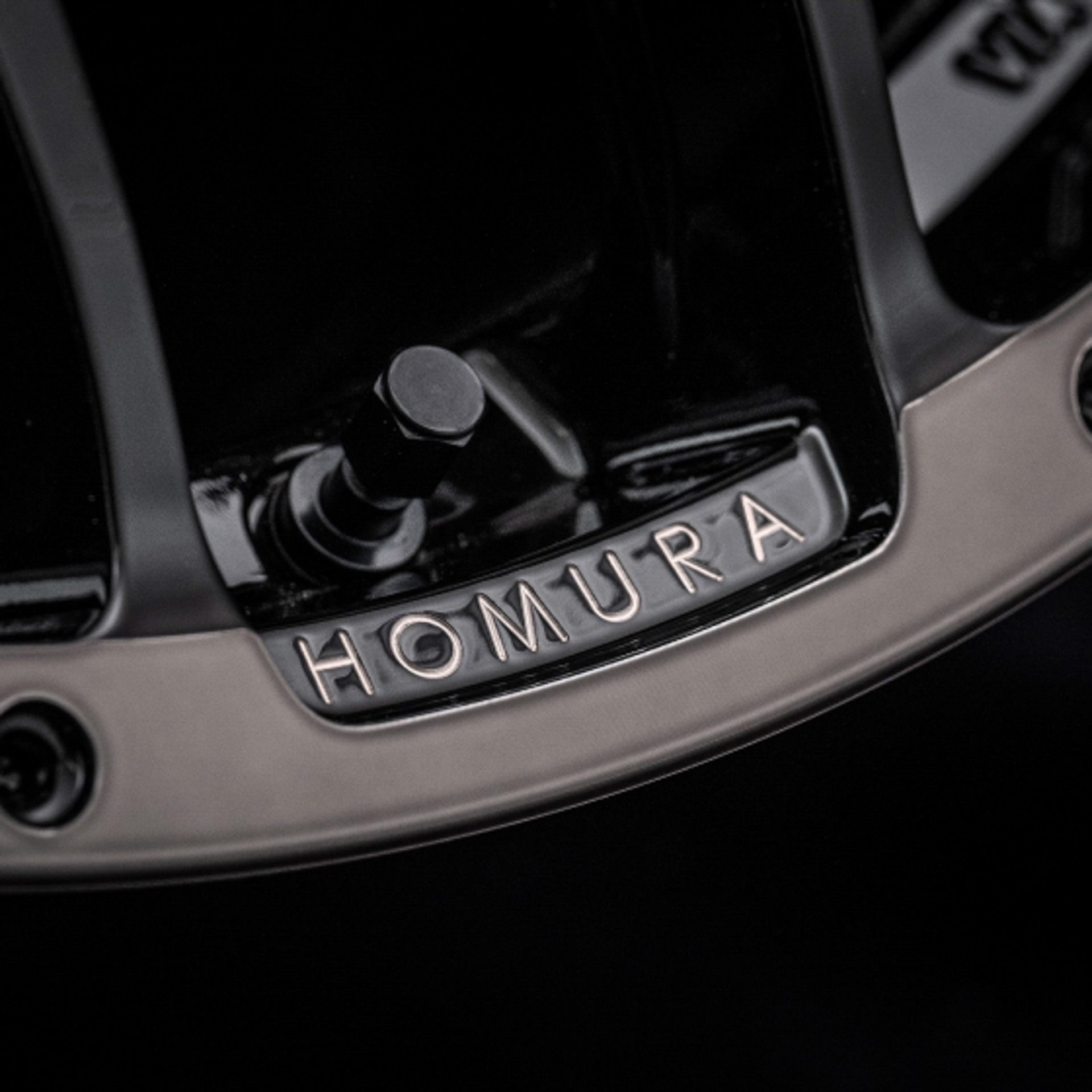 レイズの特許技術A.M.T.によりポケットを設けて刻み込んだ「HOMURA」ロゴは、鋭美なアクセントとなるダークカラーフルフィニッシュとしている。アルミの素材感を繊細に露出することで、プレミアムなイメージを細部から盛り立てている