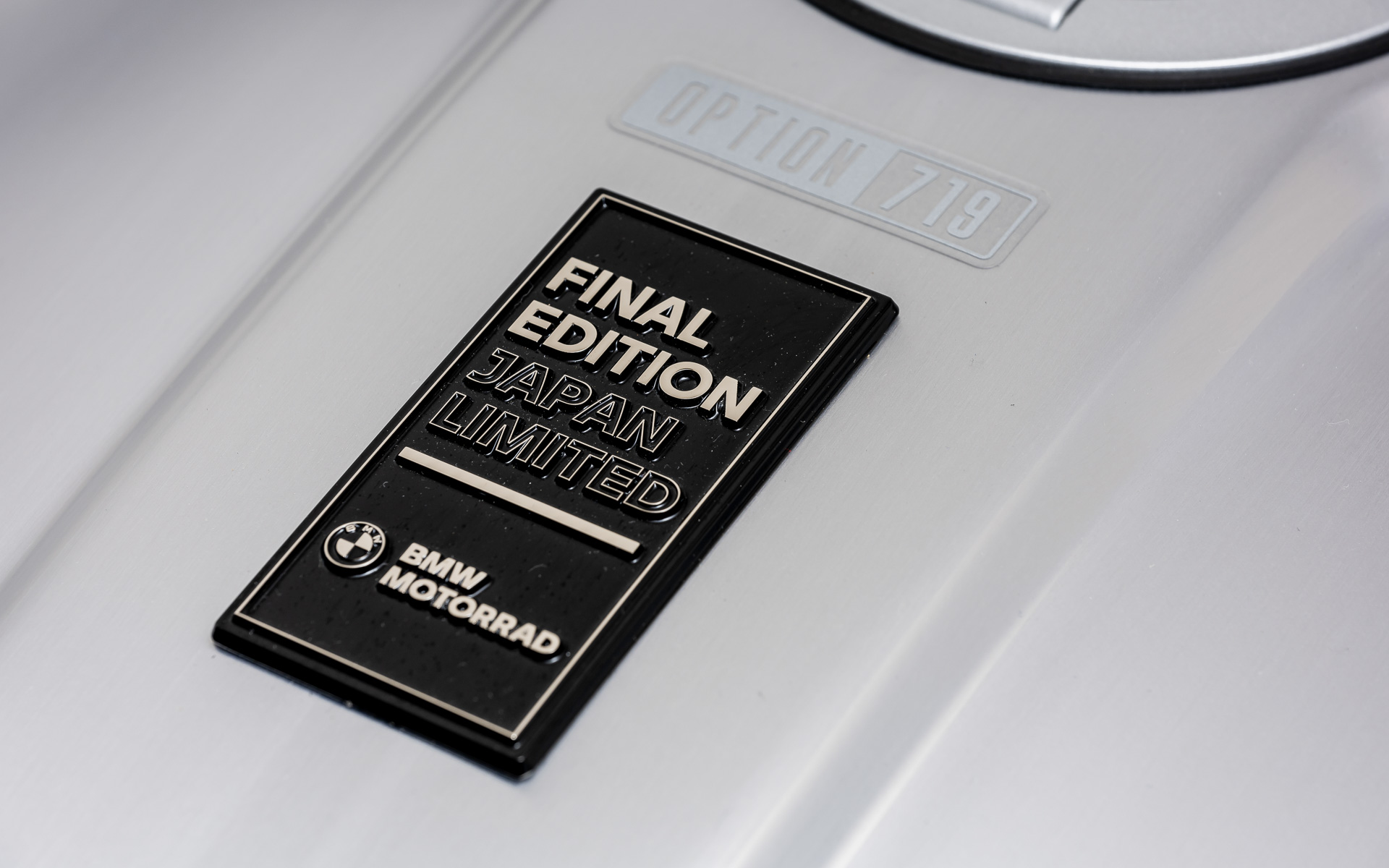 日本限定「Final Edition」エンブレムをあしらったアルミニウム製タンク