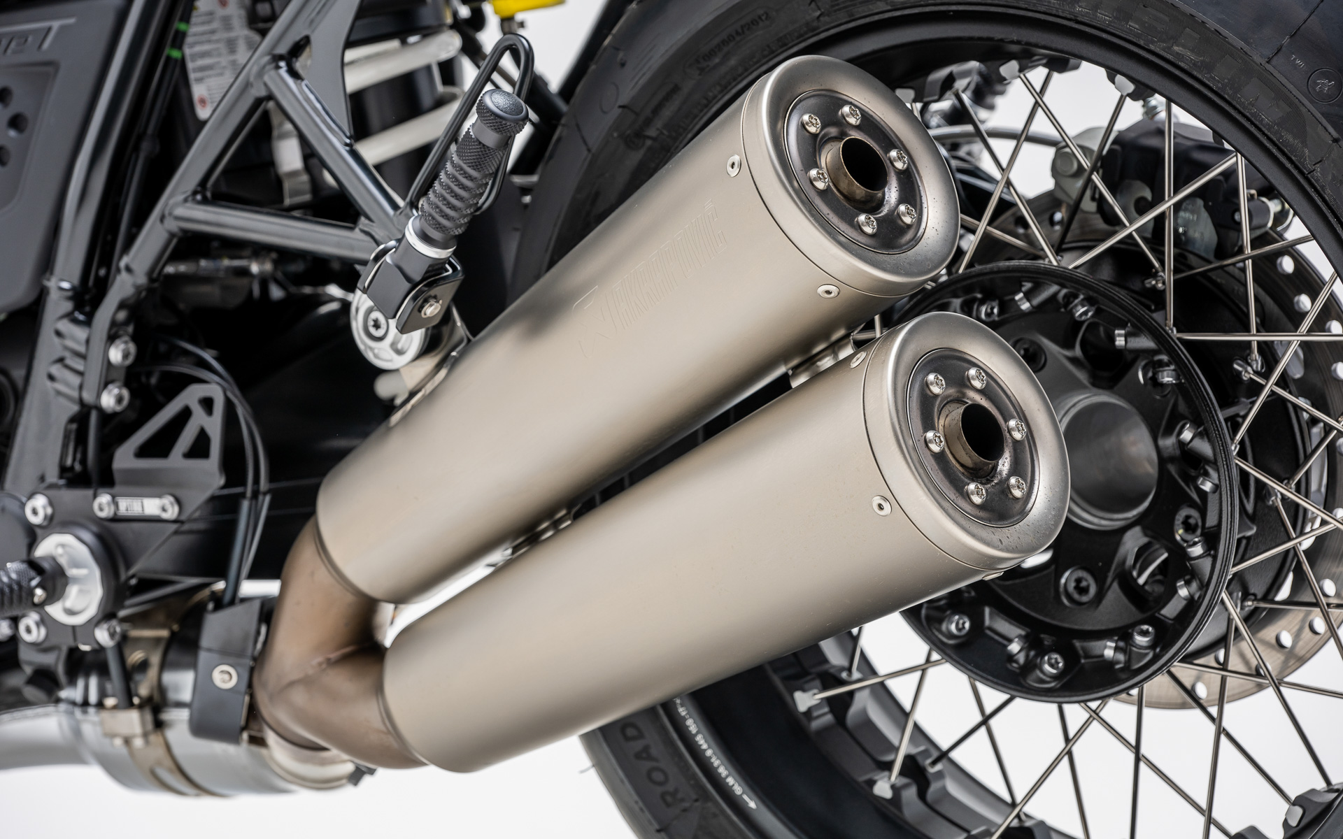 アクラポビッチ製の「デザイン・オプション・サイレンサー」