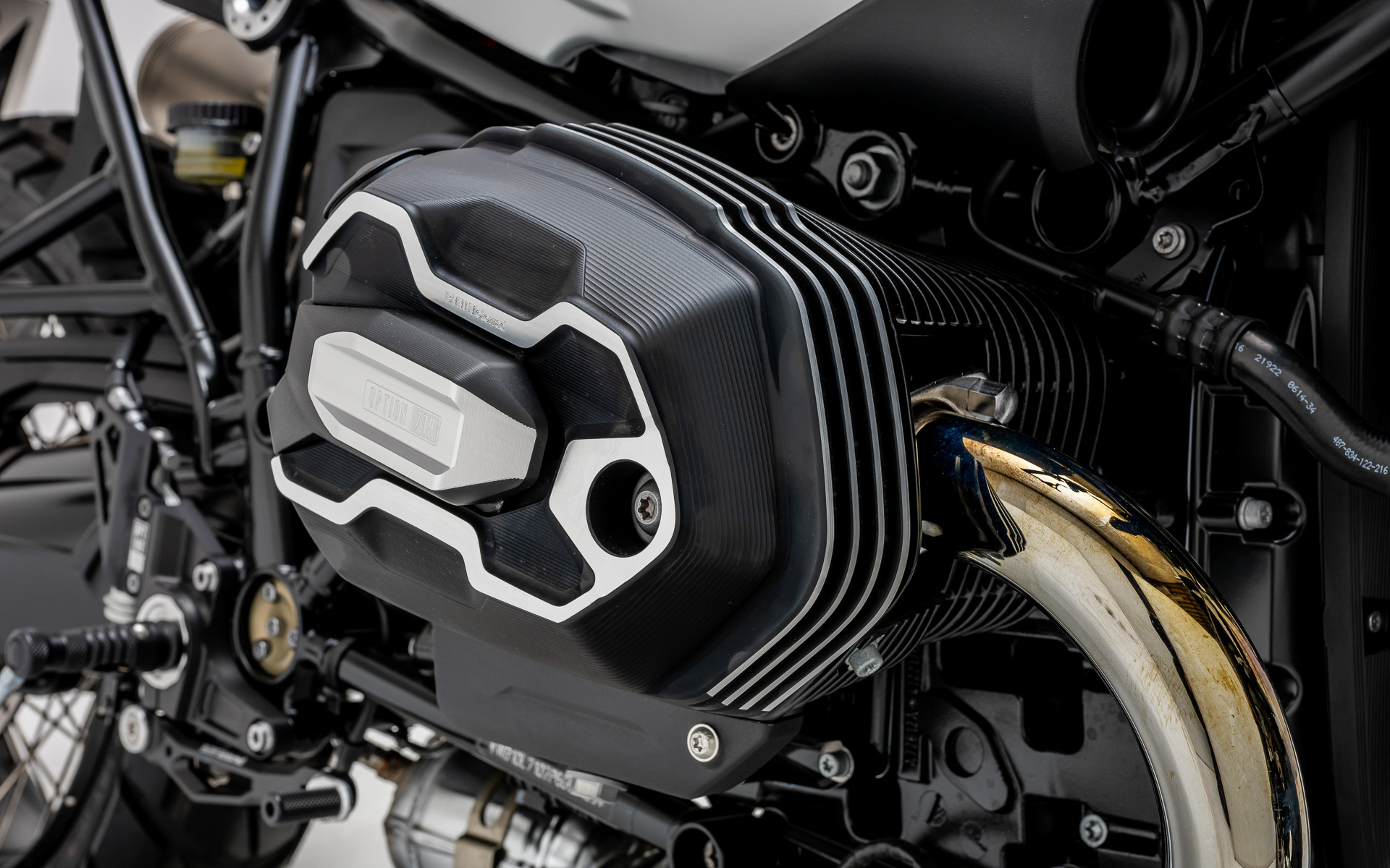 Option 719のエンジンカバーを標準装備