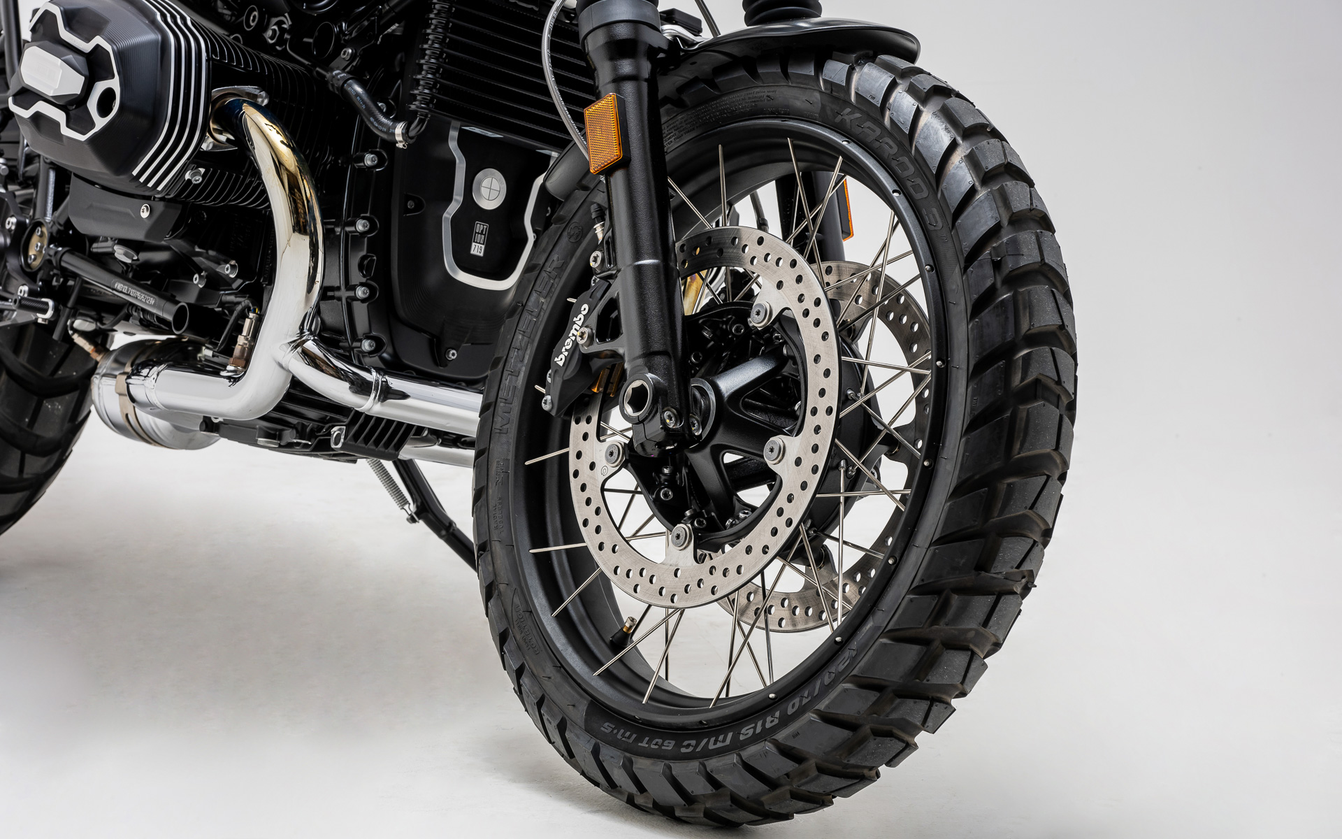 チューブレス仕様の「ブラック・クロス・スポーク・ホイール」とオフロード・タイヤを装備