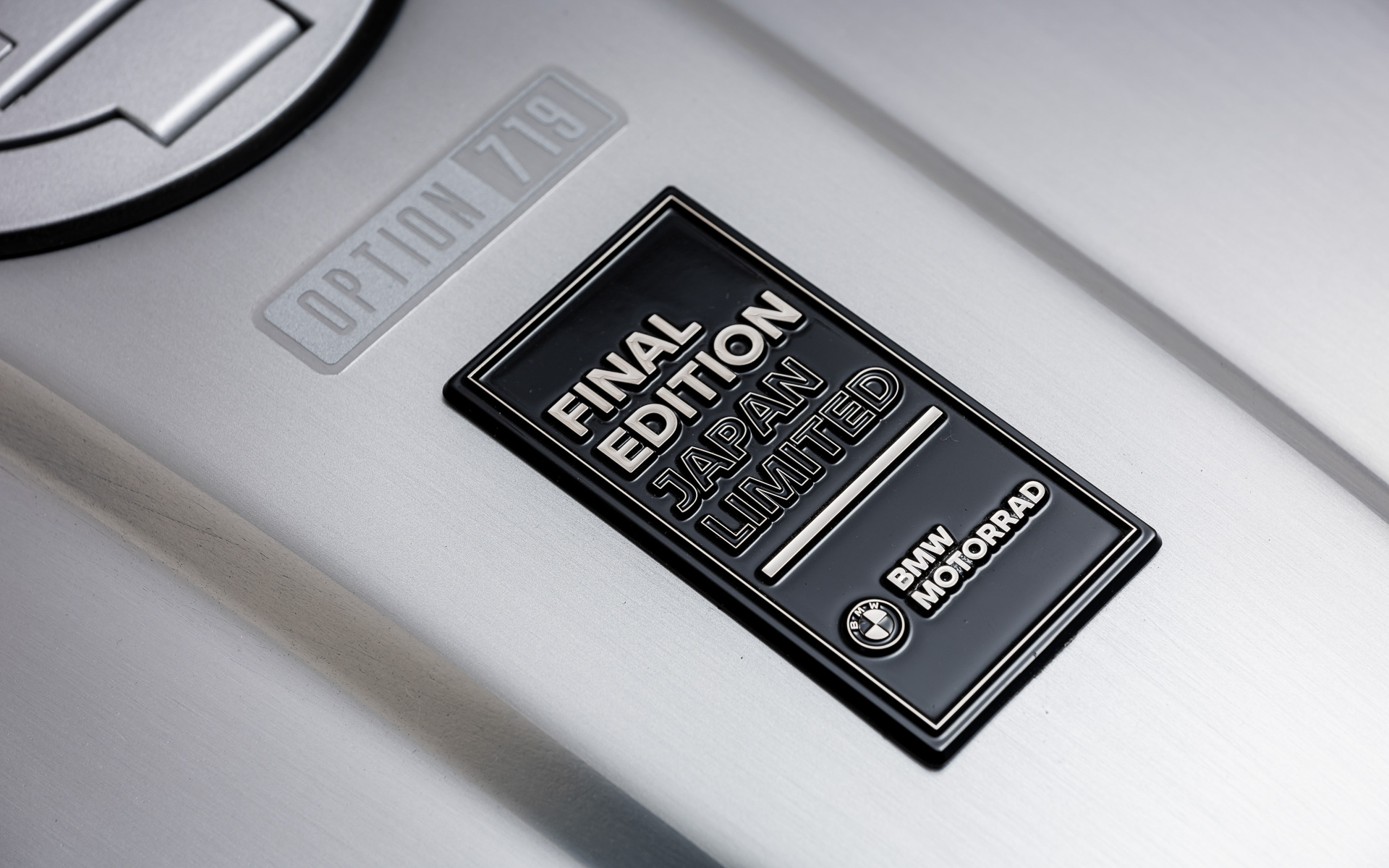 日本限定「Final Edition」エンブレムをあしらったアルミニウム製タンク