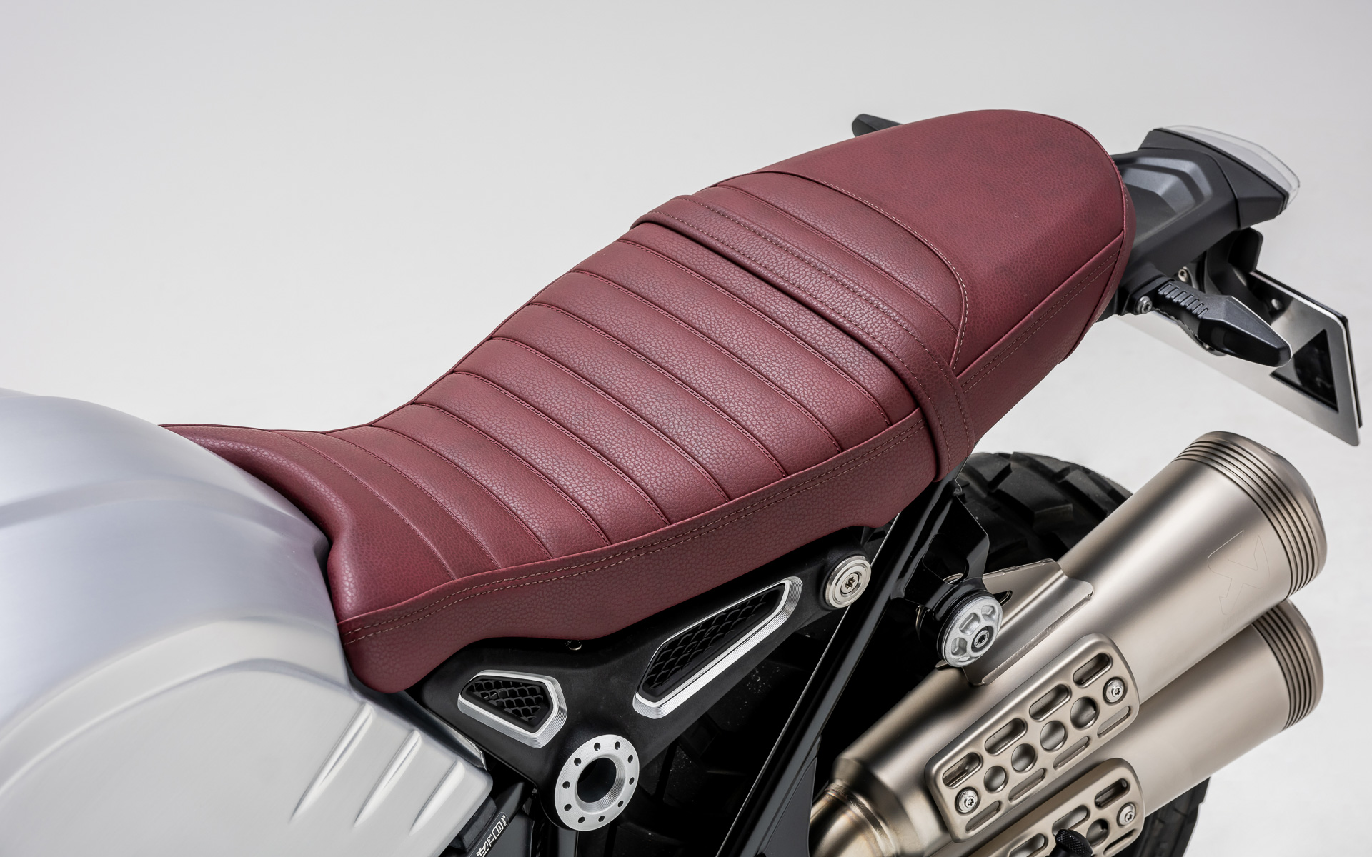 日本限定「Final Edition」エンブレムをあしらったアルミニウム製タンク