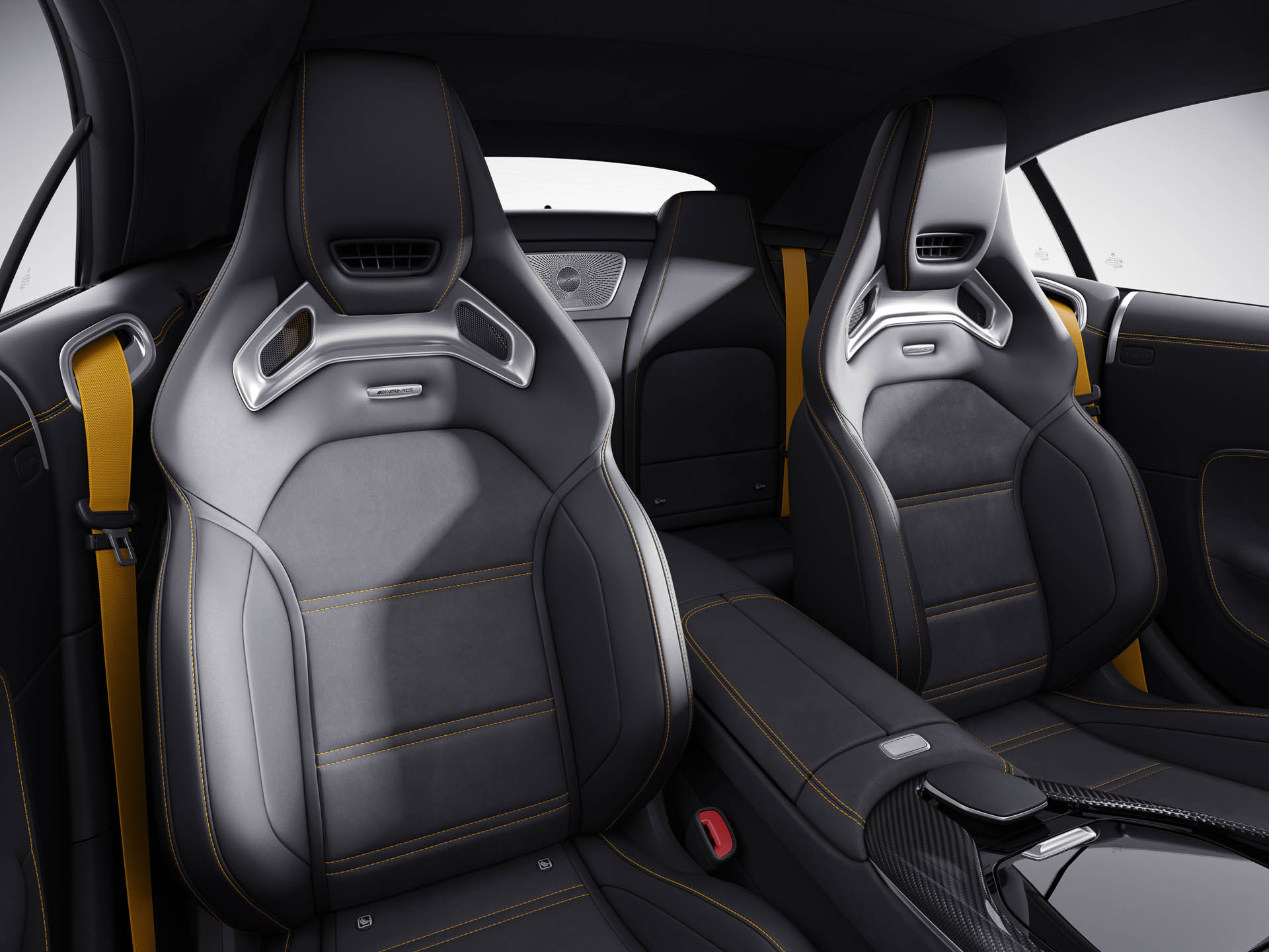 イエローステッチが施されるナッパレザー/MICROCUT素材のAMGパフォーマンスシートを装着