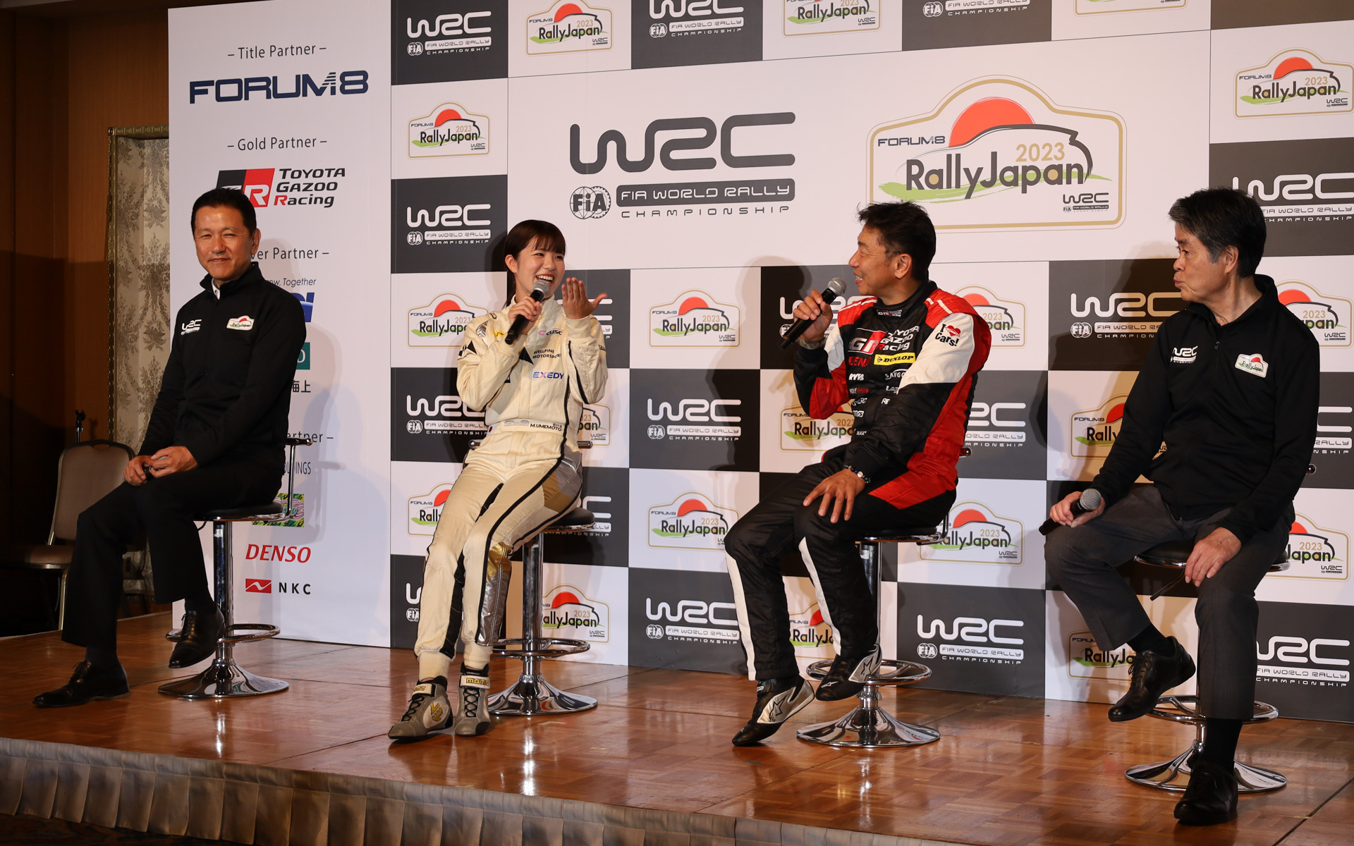 写真左から、ラリージャパン2023実行委員会の副会長で恵那市長の小坂喬峰氏、コ・ドライバーとして活躍する梅本まどか選手、ラリードライバーの勝田範彦選手、ラリージャパン2023実行委員会の会長で豊田市長の太田稔彦氏