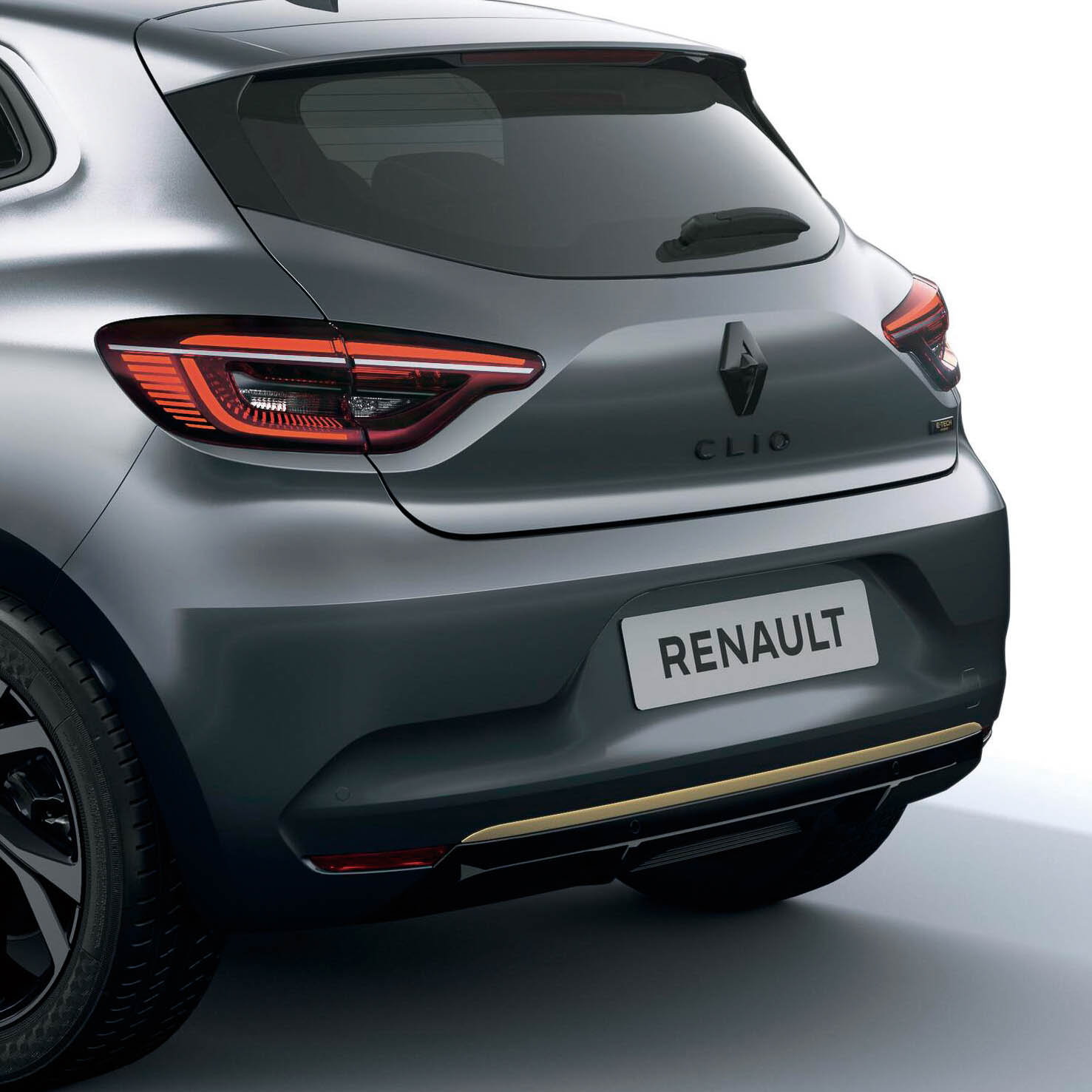 ウォームチタニウムカラーのF1ブレード、リアバンパーフィニッシャーなどを採用