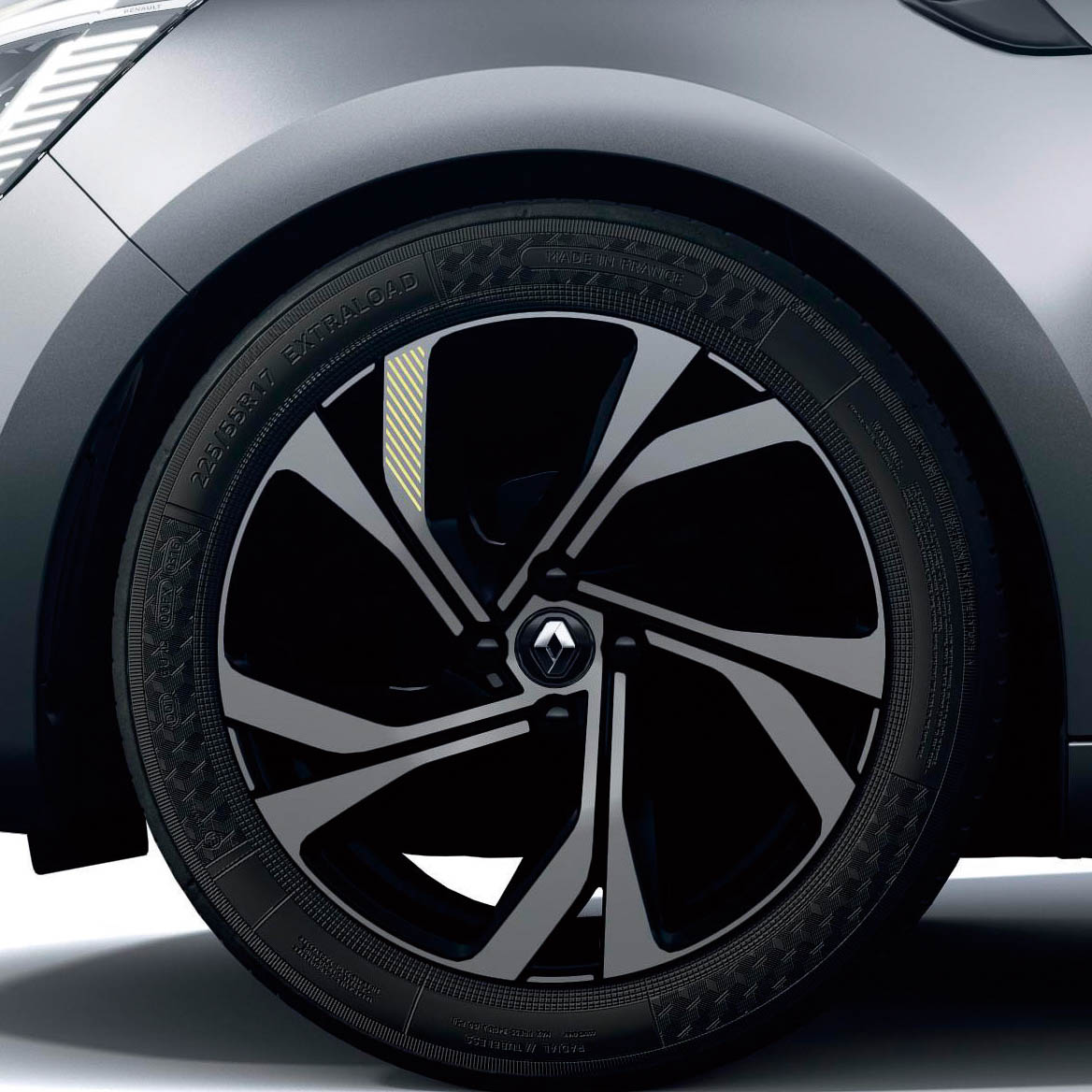 ホイールもE-TECH エンジニアード専用の17インチアロイホイールとなる