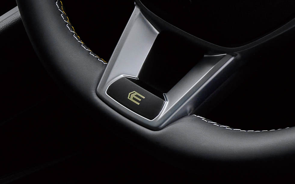 ステアリングホイールにはE-TECHのロゴを配置