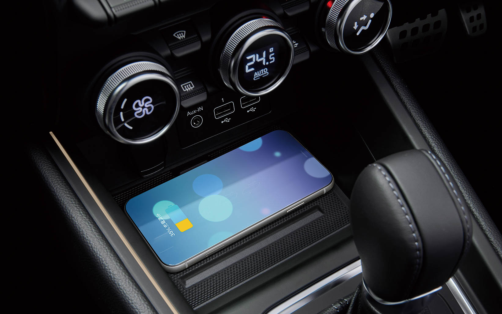 スマートフォンワイヤレスチャージャーを標準装備