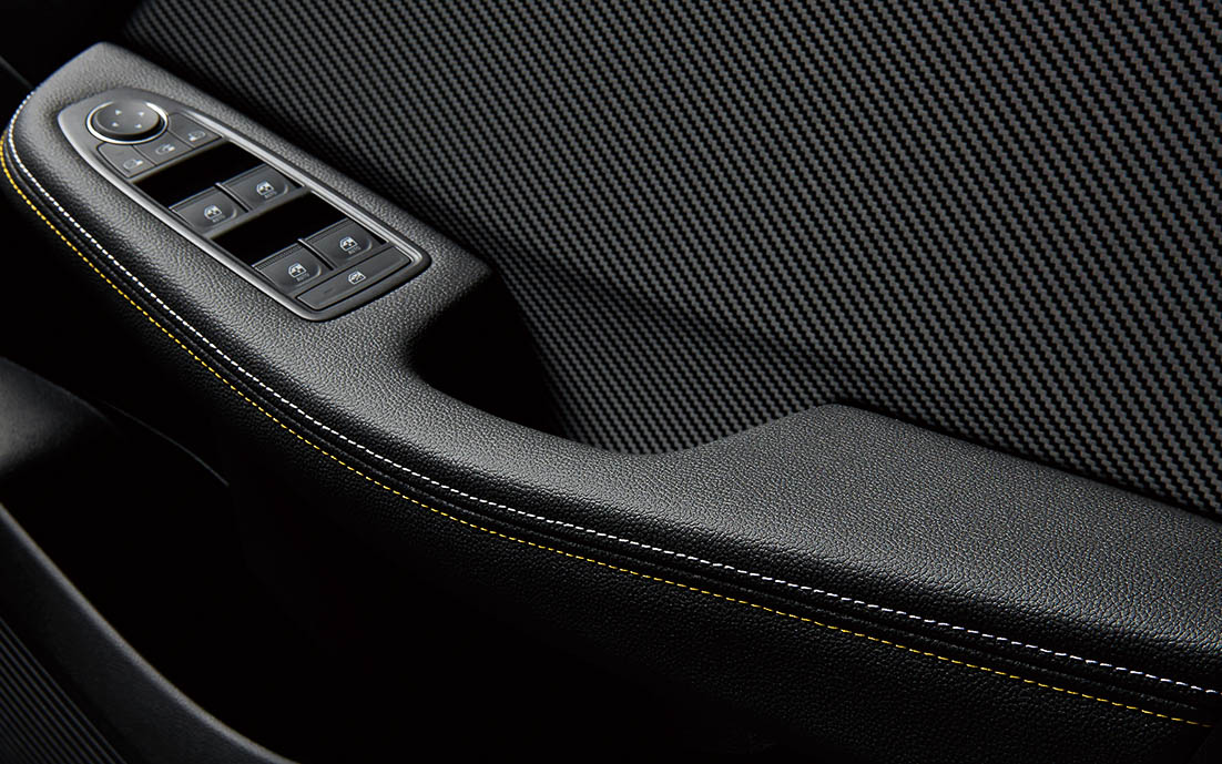 ドアアームレストにもウォームチタニウムカラーのステッチをアクセントに採用