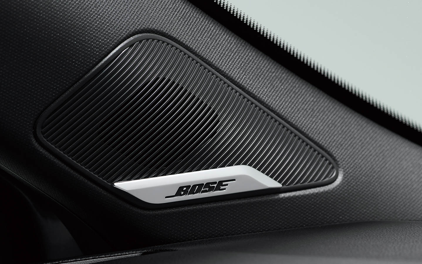 BOSEサウンドシステムと9スピーカーを標準装備