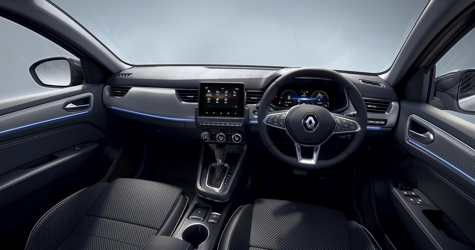 内装は専用ダッシュボードパネルや専用ドアトリムなどがあしらわれる