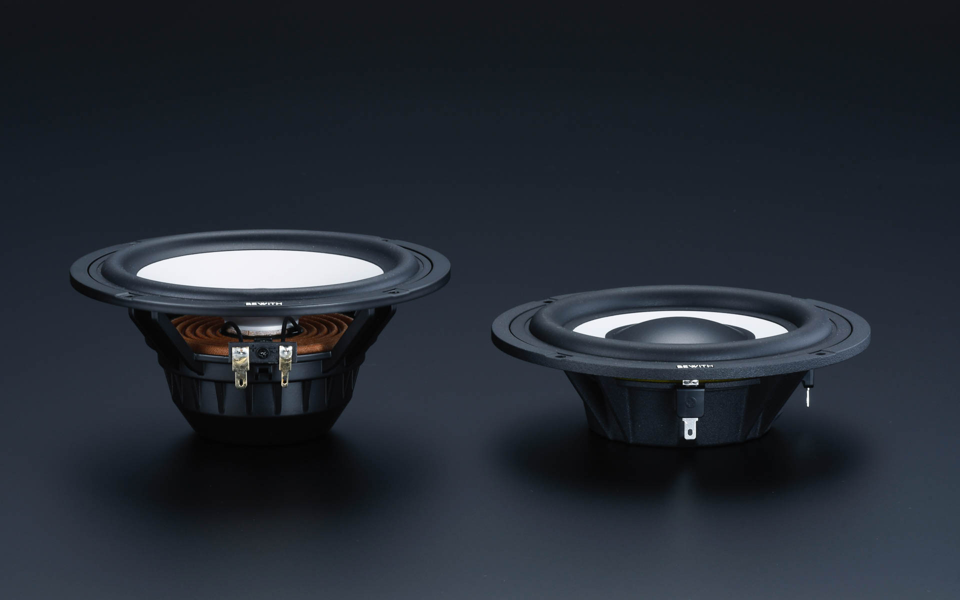 奥行き69mmの標準タイプ16.5cmウーファー「L165R」（左）と、BEWITH Platinum Voice for DOBLOに採用された奥行き40mmの超薄型16.5cmウーファー「L-165RX」（右）