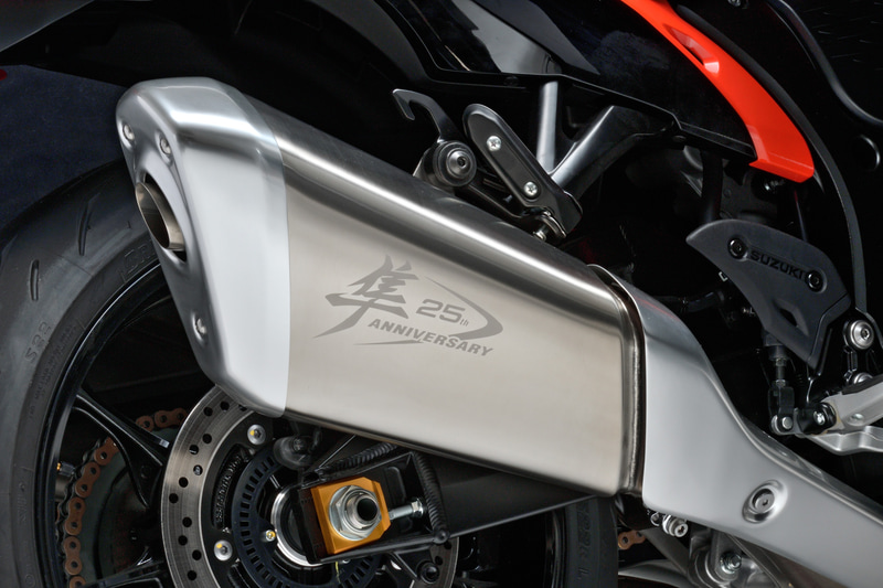 スズキ、「ハヤブサ」25周年記念モデルを国内300台限定発売 価格は221