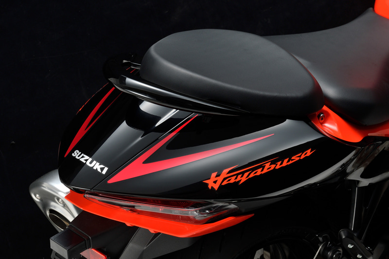 スズキ、「ハヤブサ」25周年記念モデルを国内300台限定発売 価格は221