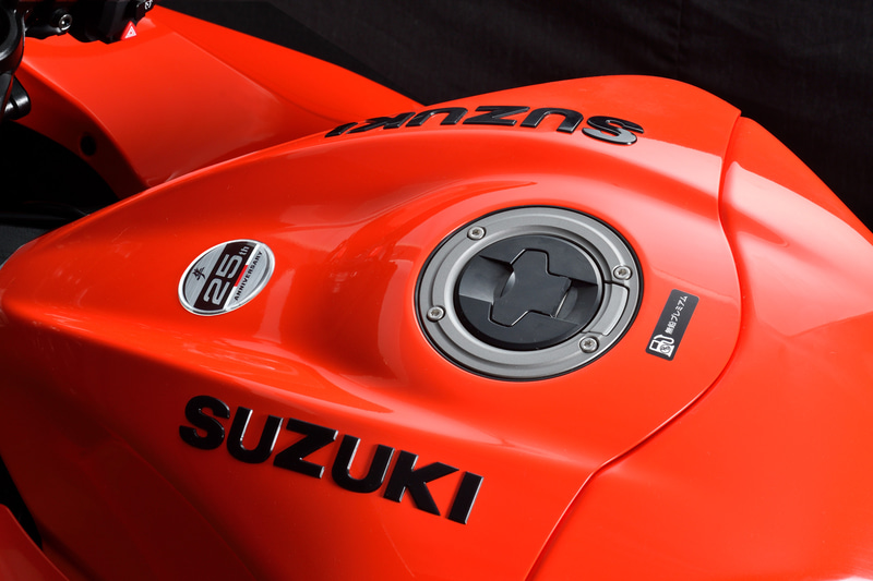 スズキ、「ハヤブサ」25周年記念モデルを国内300台限定発売 価格は221