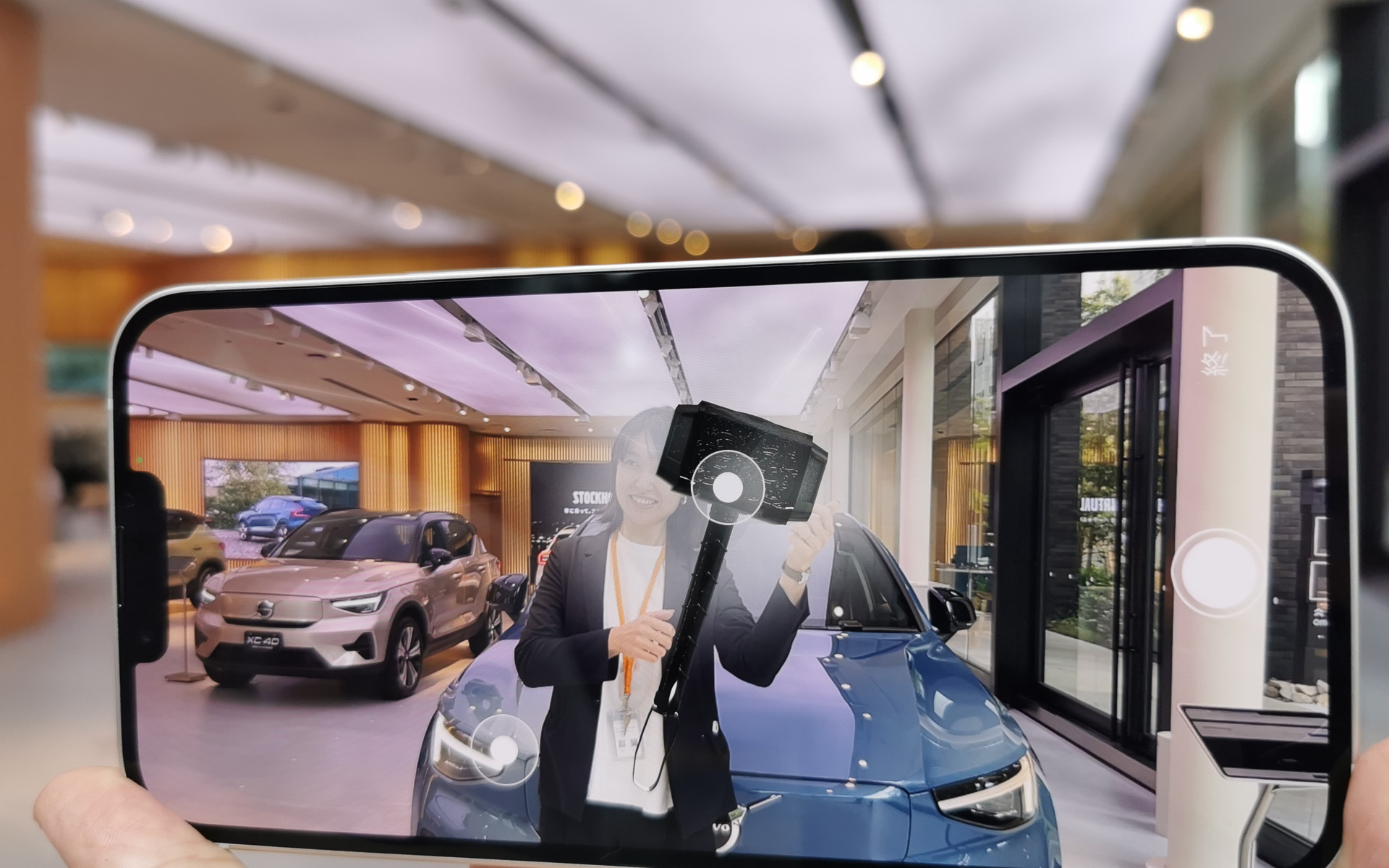 同行者にハンマーを持ったポーズしてもらい撮影を楽しむことも可能