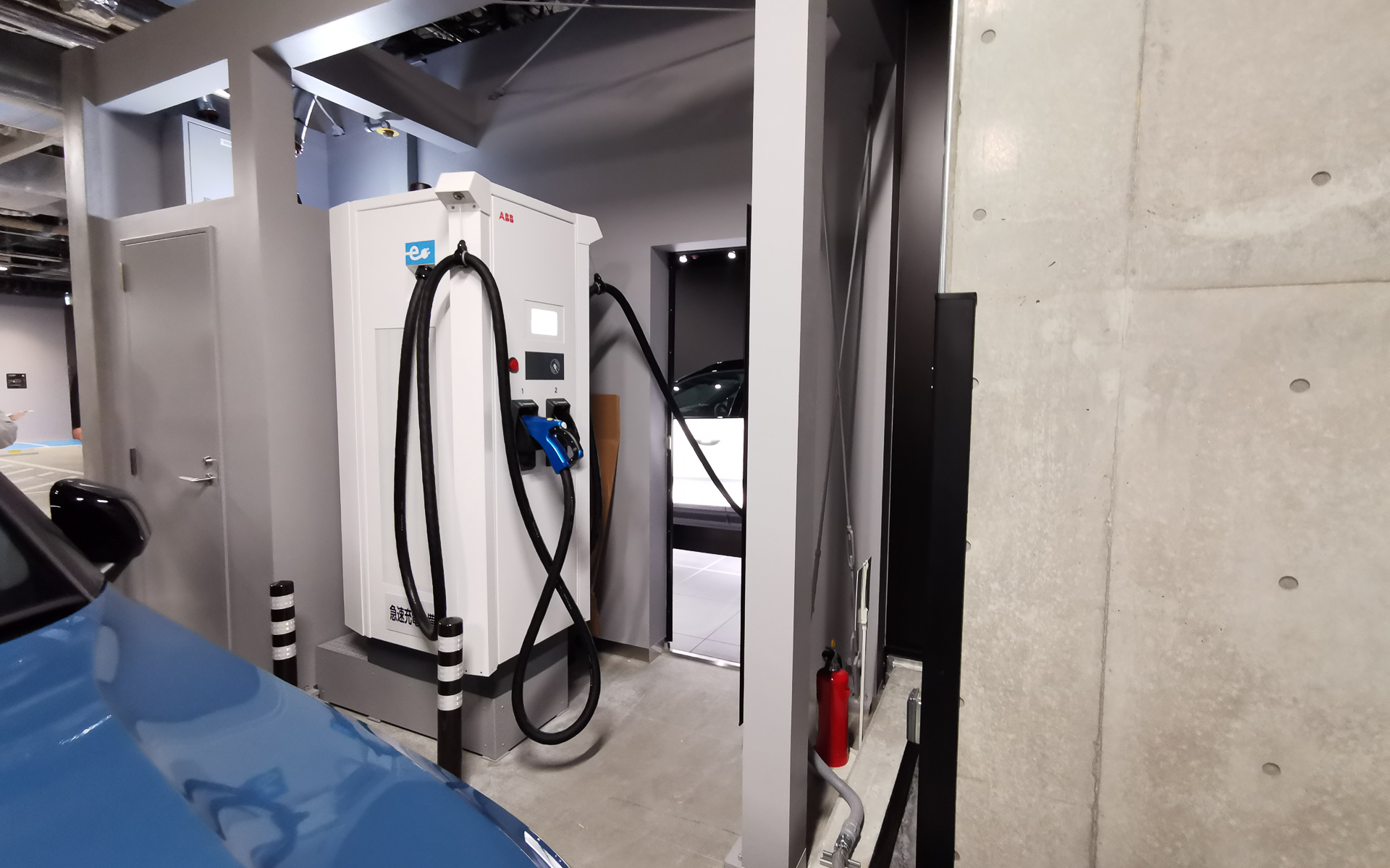 90kW×2口（最大180kW）だが、いずれは片側のみの使用なら150kWで給電できるようにする計画もあるという