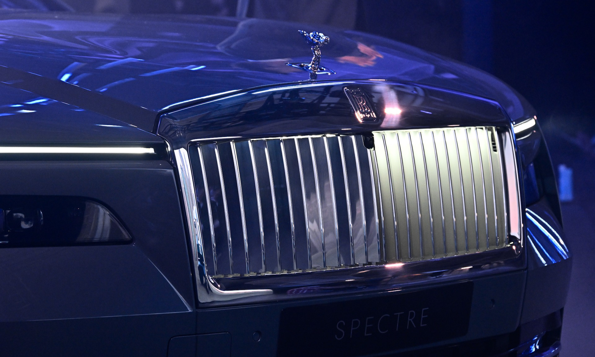 スペクターのボディサイズは5475×2144×1573mm（全長×全幅×全高）、ホイールベースは3210mm。車両重量は2890kg。オール・アルミニウム製スペースフレーム「アーキテクチャー・オブ・ラグジュアリー」を採用し、アルミニウムの押出材セクションとバッテリの車両構造への一体化によってロールス・ロイスの従来モデルより30％高い剛性を達成したという