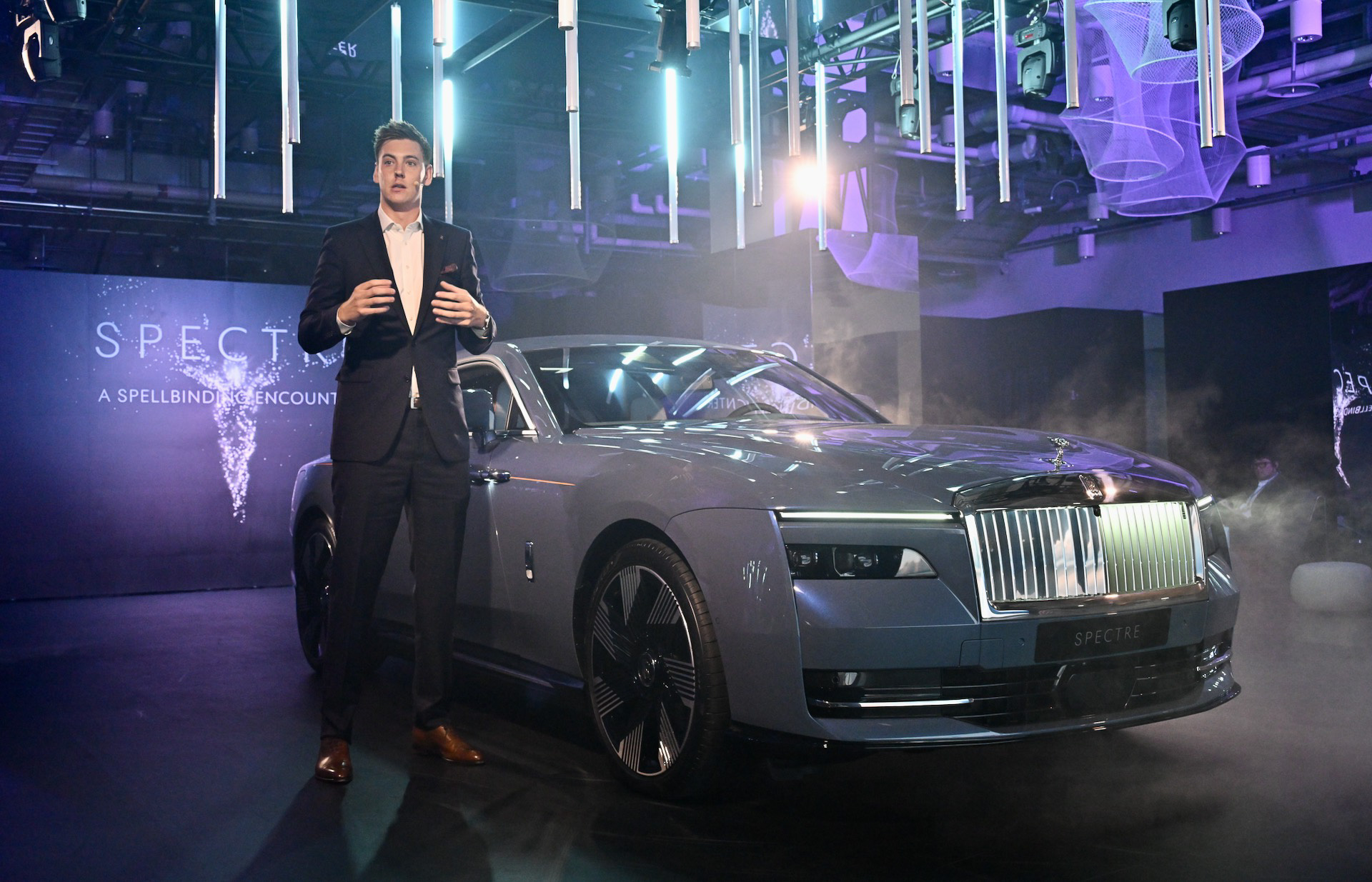 東京・国立競技場で新型「スペクター」を公開