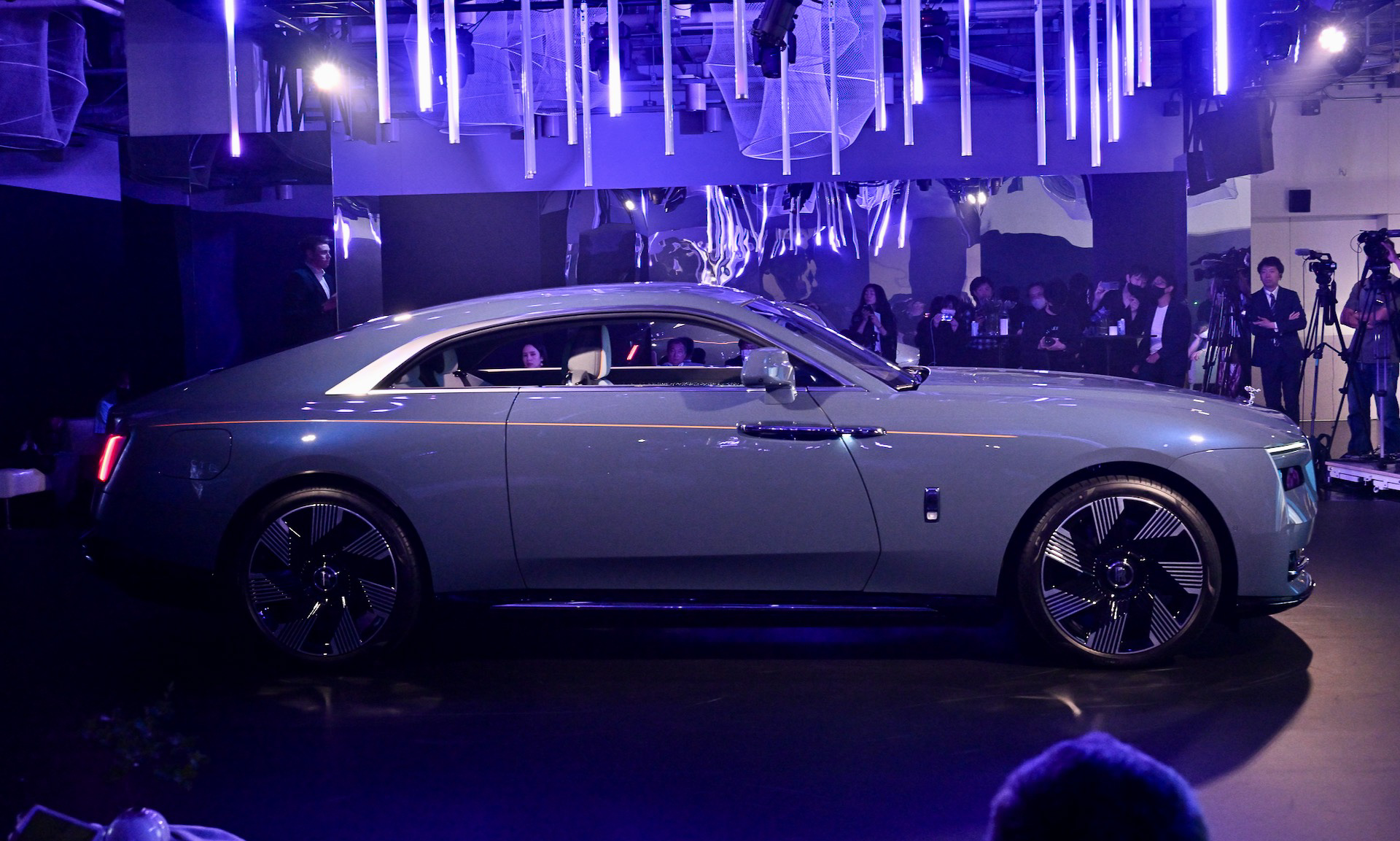 スペクターのボディサイズは5475×2144×1573mm（全長×全幅×全高）、ホイールベースは3210mm。車両重量は2890kg。オール・アルミニウム製スペースフレーム「アーキテクチャー・オブ・ラグジュアリー」を採用し、アルミニウムの押出材セクションとバッテリの車両構造への一体化によってロールス・ロイスの従来モデルより30％高い剛性を達成したという