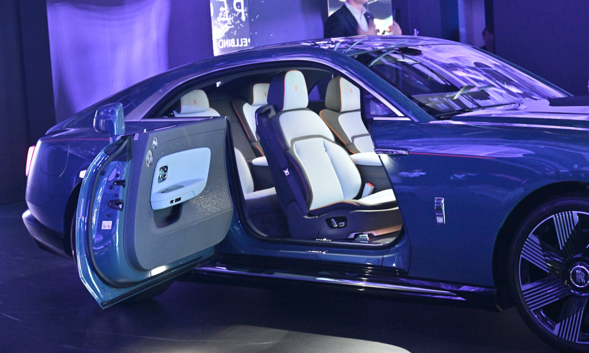 スペクターのインテリア