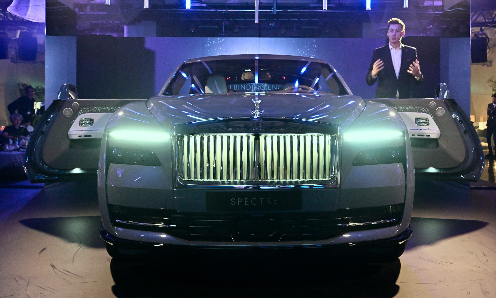 スペクターのボディサイズは5475×2144×1573mm（全長×全幅×全高）、ホイールベースは3210mm。車両重量は2890kg。オール・アルミニウム製スペースフレーム「アーキテクチャー・オブ・ラグジュアリー」を採用し、アルミニウムの押出材セクションとバッテリの車両構造への一体化によってロールス・ロイスの従来モデルより30％高い剛性を達成したという