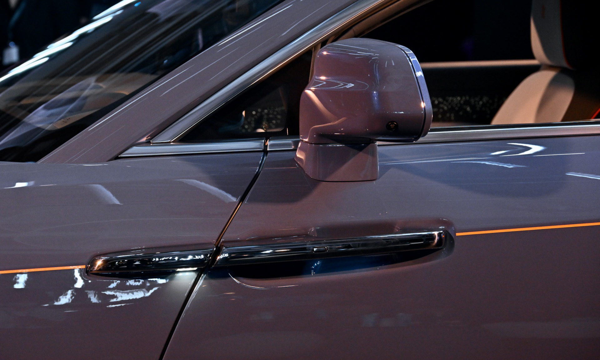 スペクターのボディサイズは5475×2144×1573mm（全長×全幅×全高）、ホイールベースは3210mm。車両重量は2890kg。オール・アルミニウム製スペースフレーム「アーキテクチャー・オブ・ラグジュアリー」を採用し、アルミニウムの押出材セクションとバッテリの車両構造への一体化によってロールス・ロイスの従来モデルより30％高い剛性を達成したという