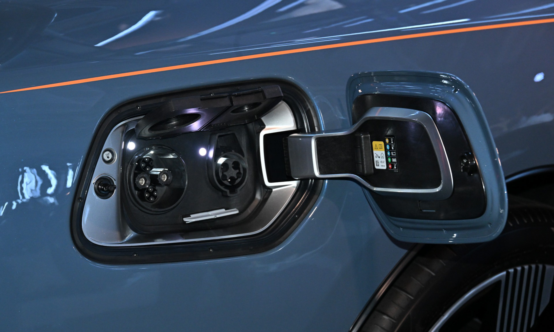 スペクターのボディサイズは5475×2144×1573mm（全長×全幅×全高）、ホイールベースは3210mm。車両重量は2890kg。オール・アルミニウム製スペースフレーム「アーキテクチャー・オブ・ラグジュアリー」を採用し、アルミニウムの押出材セクションとバッテリの車両構造への一体化によってロールス・ロイスの従来モデルより30％高い剛性を達成したという