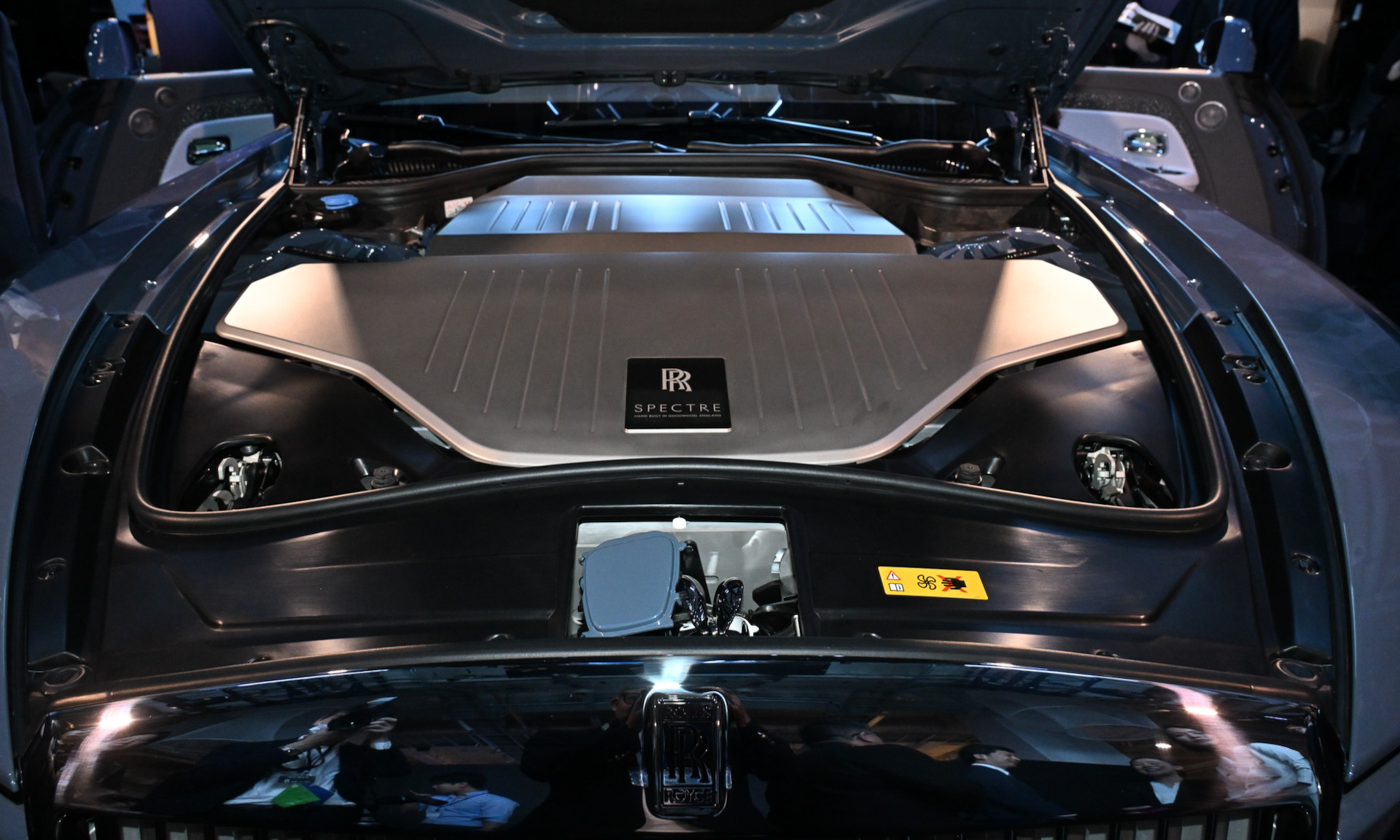 スペクターのボディサイズは5475×2144×1573mm（全長×全幅×全高）、ホイールベースは3210mm。車両重量は2890kg。オール・アルミニウム製スペースフレーム「アーキテクチャー・オブ・ラグジュアリー」を採用し、アルミニウムの押出材セクションとバッテリの車両構造への一体化によってロールス・ロイスの従来モデルより30％高い剛性を達成したという