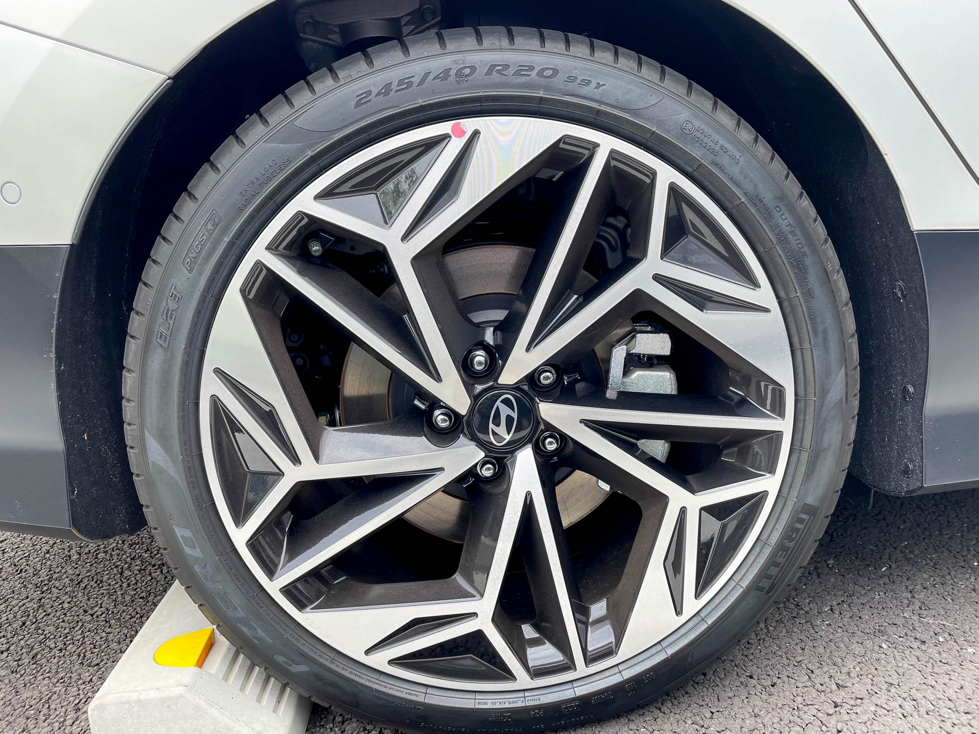 ピレリ P-ZERO 245/40R20。大径タイヤだが見慣れてしまったのかあまり大きいとは感じなかった。大径サイズはこのところのトレンドだ