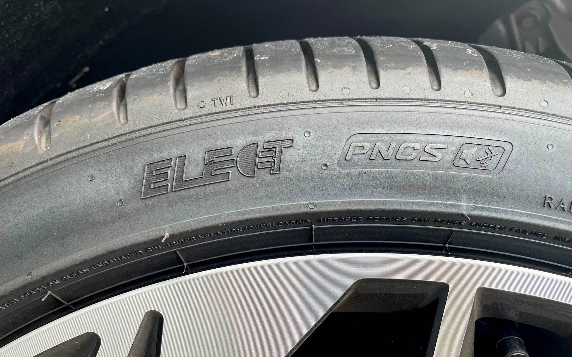 ピレリの電動車用を示すELECTとピレリ・ノイズ・キャンセリング・システムのPNCSの表示