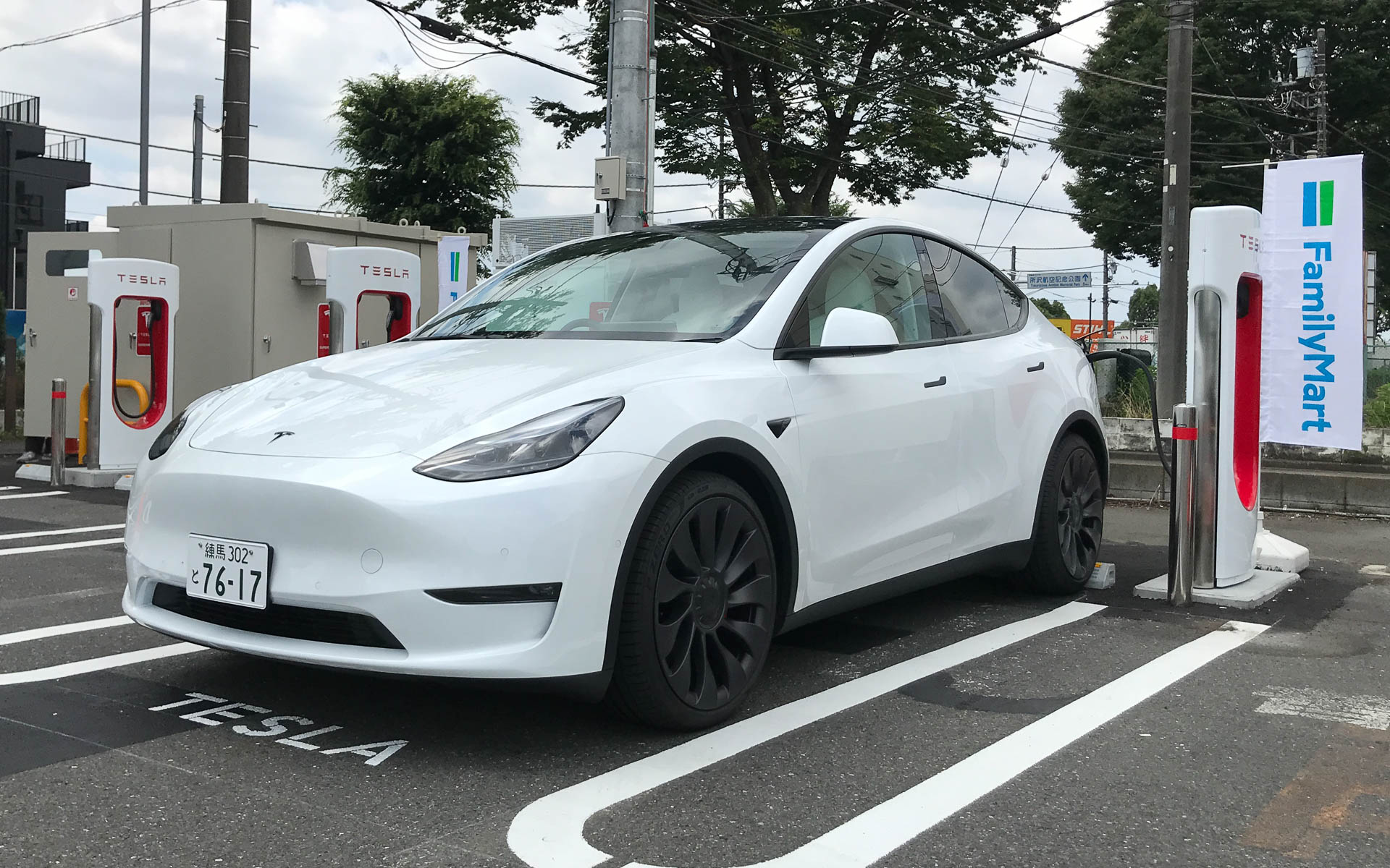 ファミリーマート所沢インター店（埼玉県所沢市）に国内コンビニエンスストア初となる「テスラスーパーチャージャー」4基を設置