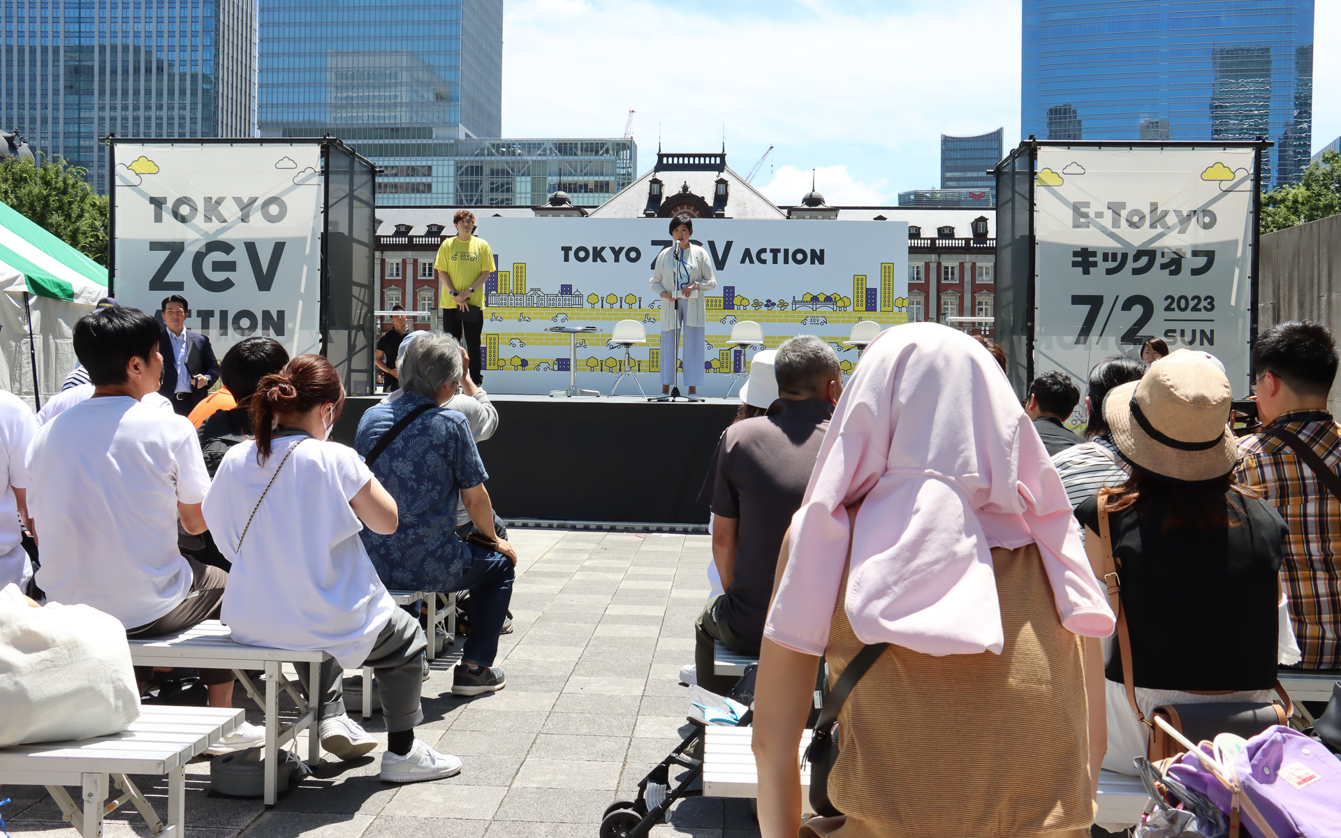 東京駅を背景とした特設メインステージでオープニングステージなどを実施