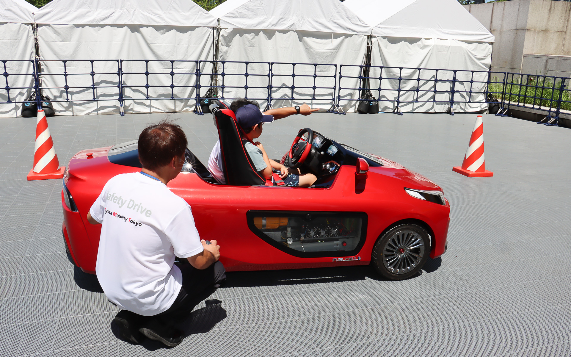 乗車体験する子供はシートポジションを合わせたあと、運転操作についてしっかりとレクチャーされ、パイロンで設定されたコースを反時計回りに2周の走行体験を行なった