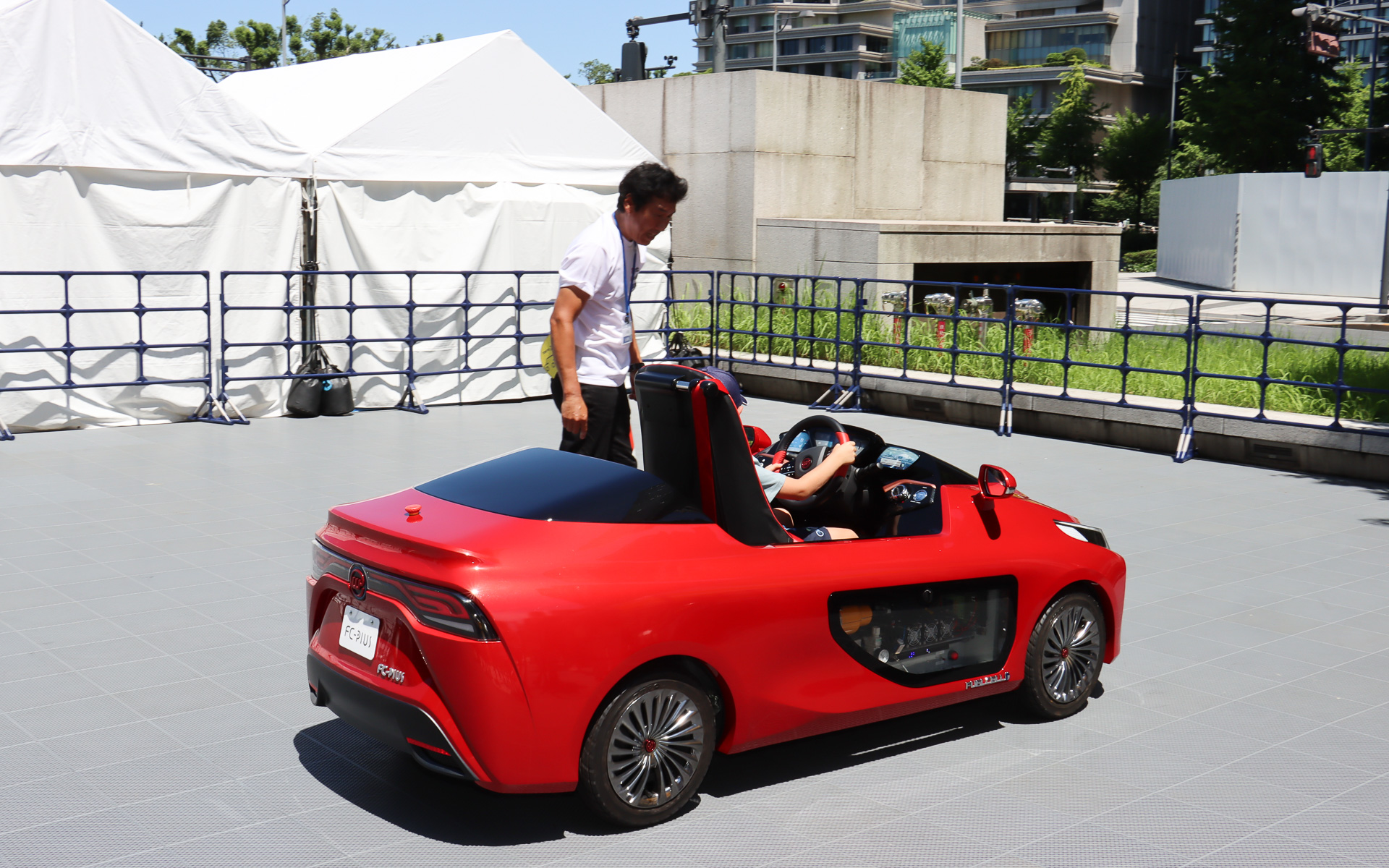 乗車体験する子供はシートポジションを合わせたあと、運転操作についてしっかりとレクチャーされ、パイロンで設定されたコースを反時計回りに2周の走行体験を行なった