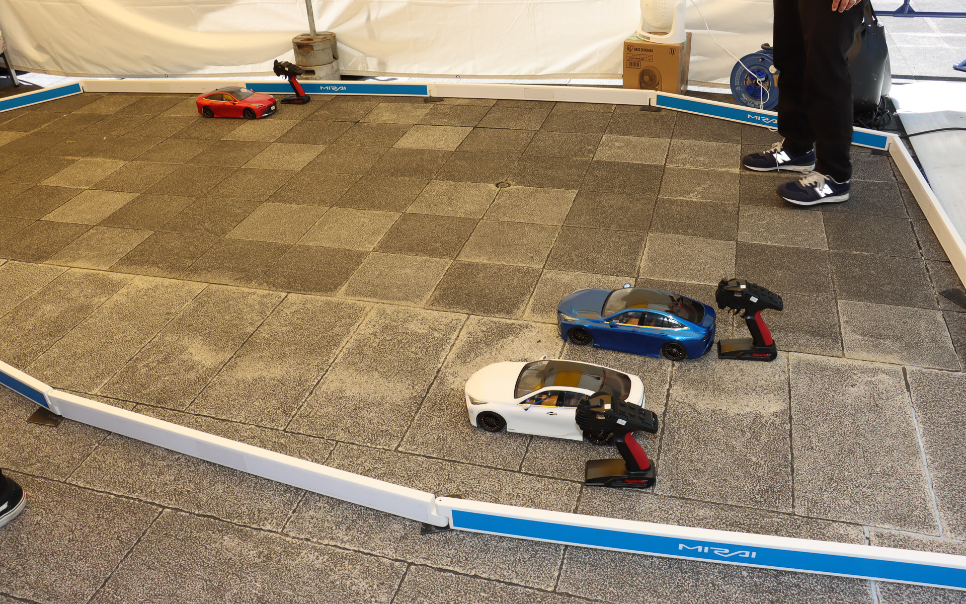 「水素ラジコンカー」の操縦体験コーナーも用意