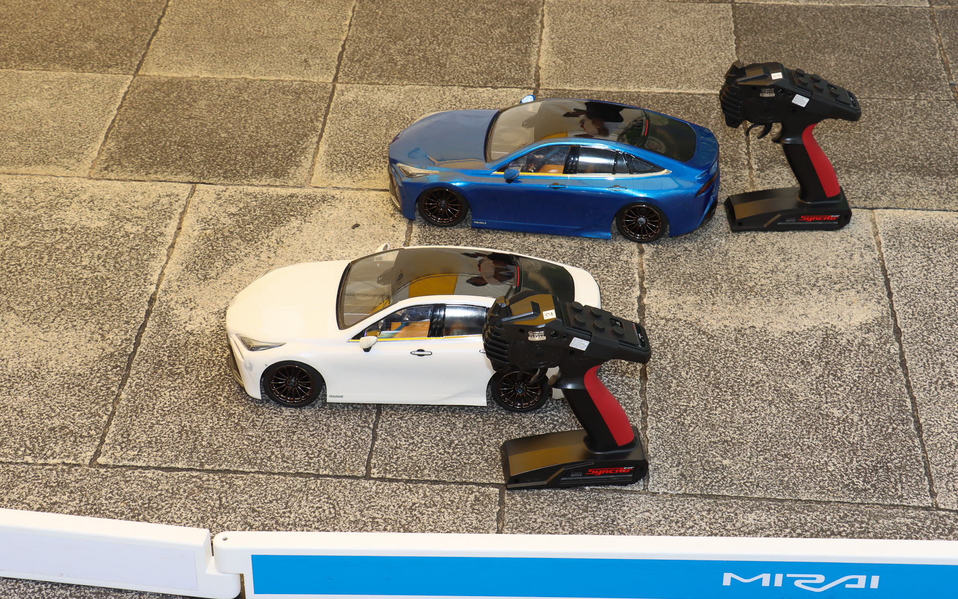 「水素ラジコンカー」の操縦体験コーナーも用意