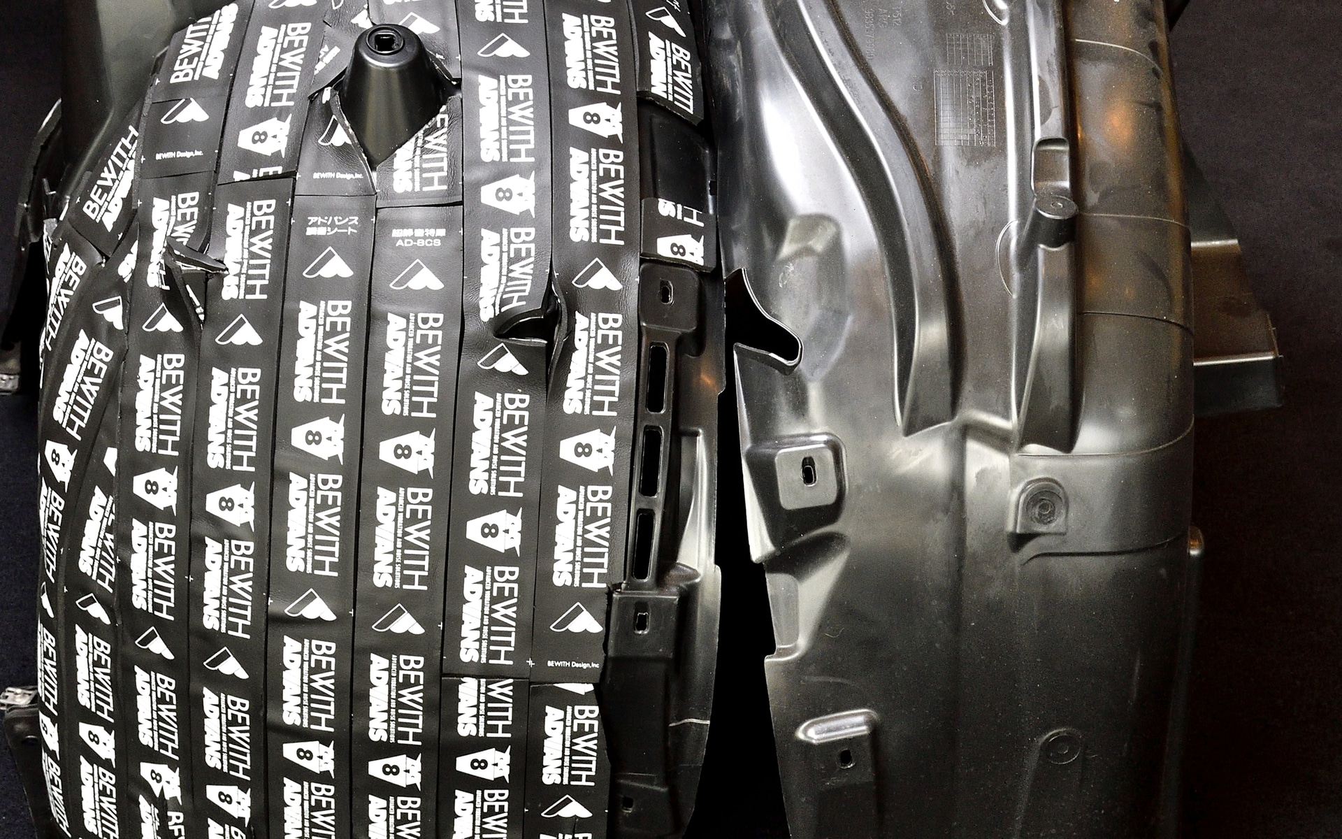 調音施工は主に4輪のホイールハウスやライニングの裏側とバルクヘッドまわりに施工する。車種によってはラゲッジスペースへの施工も推奨している。必ず実車に施工して効果を確認できた車種について商品化している