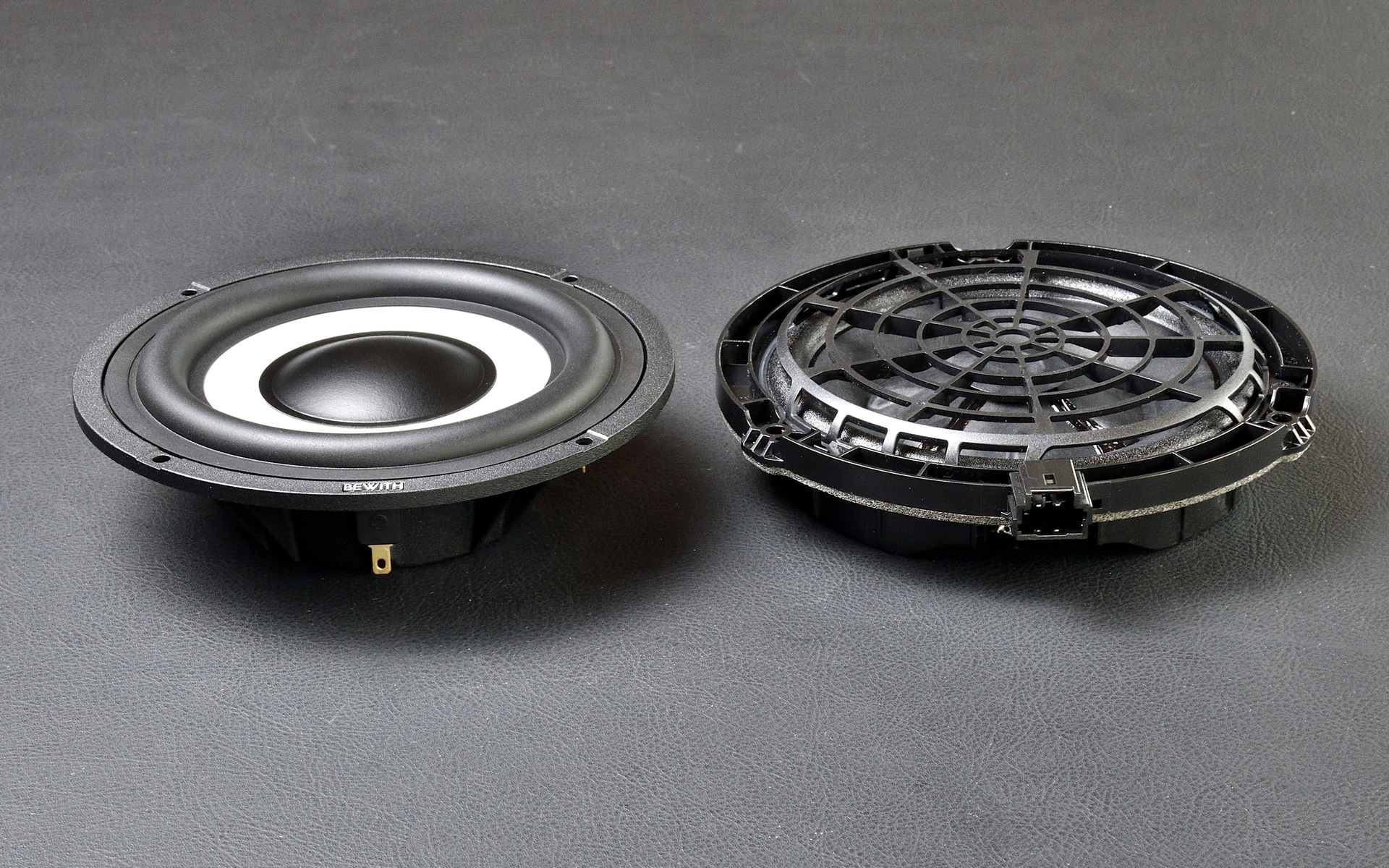 リア用スピーカーは、取り付け奥行寸法69mmの標準タイプと、リフターやベルランゴといった奥行きのないスペースに合わせた40mmの薄型タイプの2種類を独自に開発（写真は薄型タイプ）。リアスピーカーも合わせて交換すれば、後席の音の明瞭度がさらに向上する