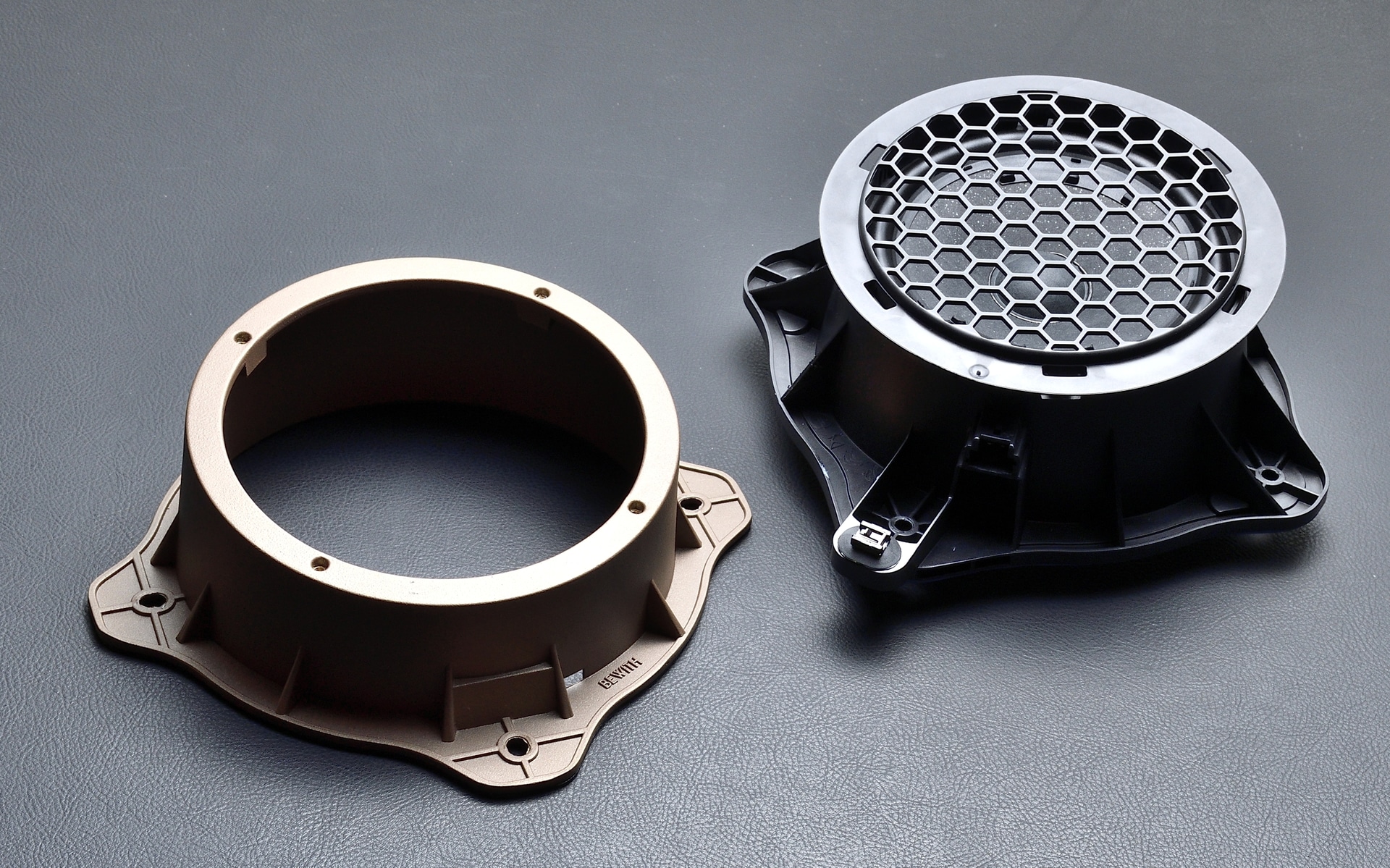 フロント用スピーカーには、新世代プジョー＆シトロエン車のために専用形状の深型バッフルボードを新たに設計。音を濁らせる不要共振を抑えるとともに長期間にわたる耐久性も確保できる高精度アルミダイキャスト製となっているほか、「PLUG＆PLAY」のテーマカラーである「錆利休（さびりきゅう）」塗装仕上げとなっている