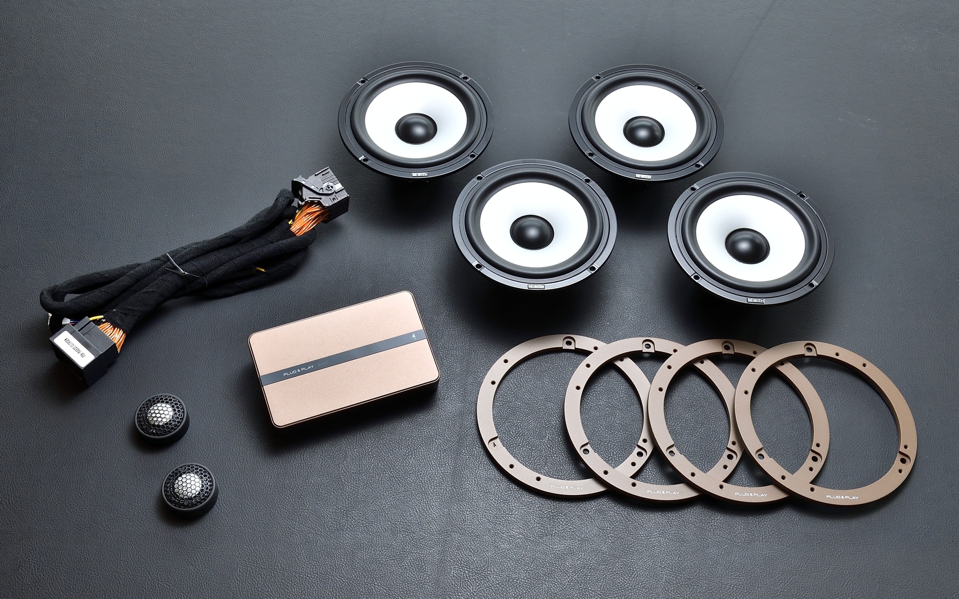 前後スピーカー交換に4chデジタルパワーアンプとサウンドプロセッサを一体化したコンパクトなDSPプロセシングアンプを組み合わせると、究極のサウンド環境を実現する「BEWITH プラチナボイスフルシステム」となる。「DSPプロセシングアンプ」はすべて車両の状態に合わせてセッティングが施される受注生産品で、「BEWITHスピーカー専用モデル」と「純正スピーカー専用モデル」が用意されている