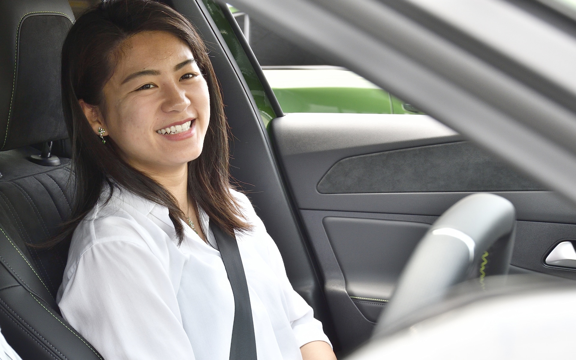 今回「調音施工」と「BEWITH プラチナボイス」を装着したプジョー308のオーナー林知美さん