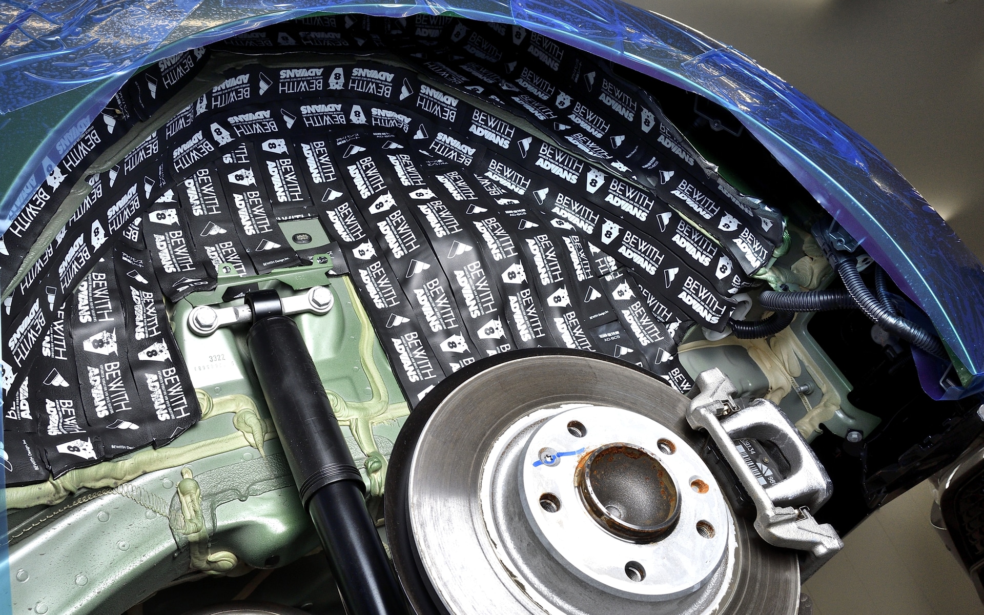 調音施工は主に4輪のホイールハウスやライニングの裏側とバルクヘッドまわりに施工する。車種によってはラゲッジスペースへの施工も推奨している。必ず実車に施工して効果を確認できた車種について商品化している